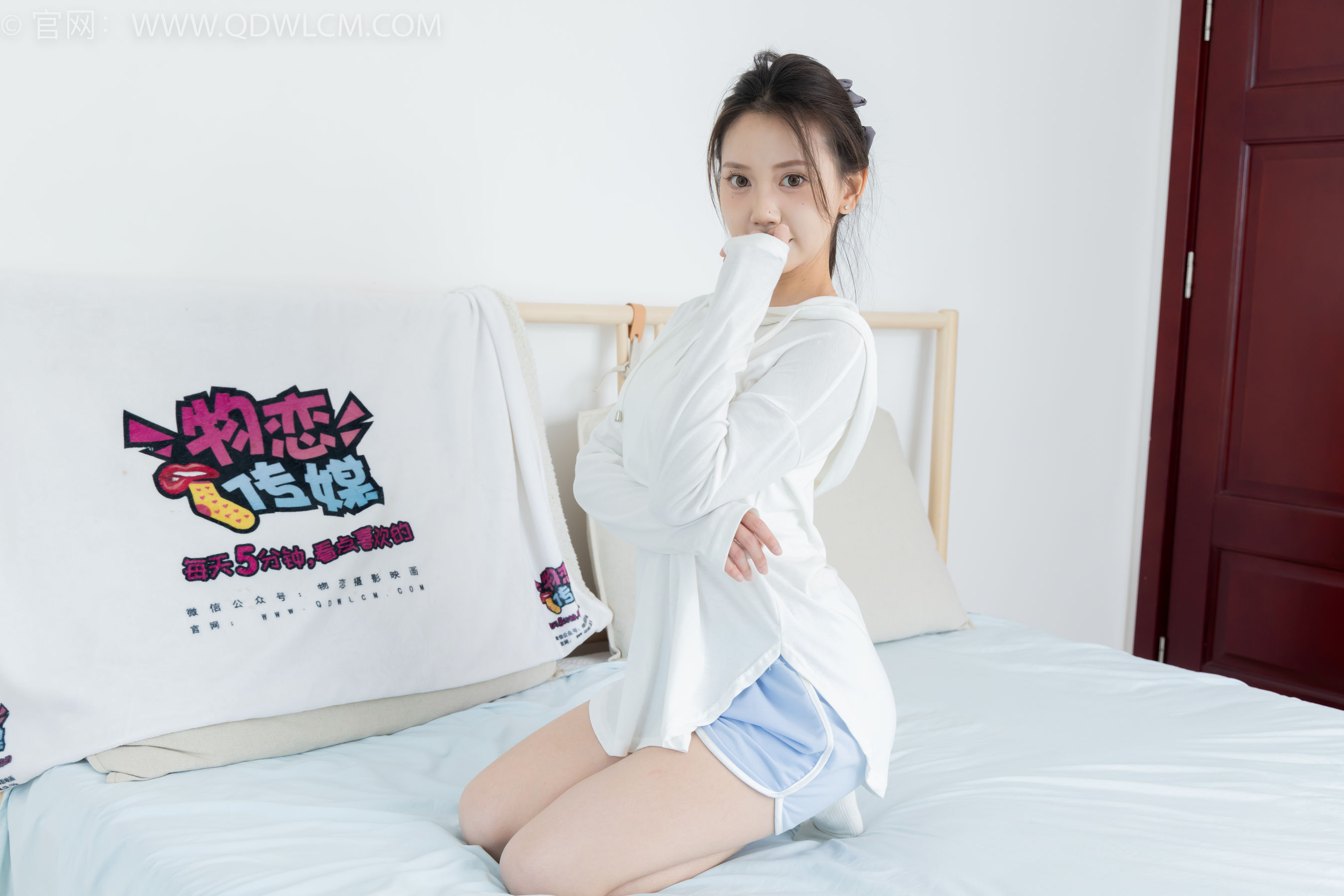 物恋传媒 No.2348 小曦 - 板鞋、白棉袜、裸足/(155P)