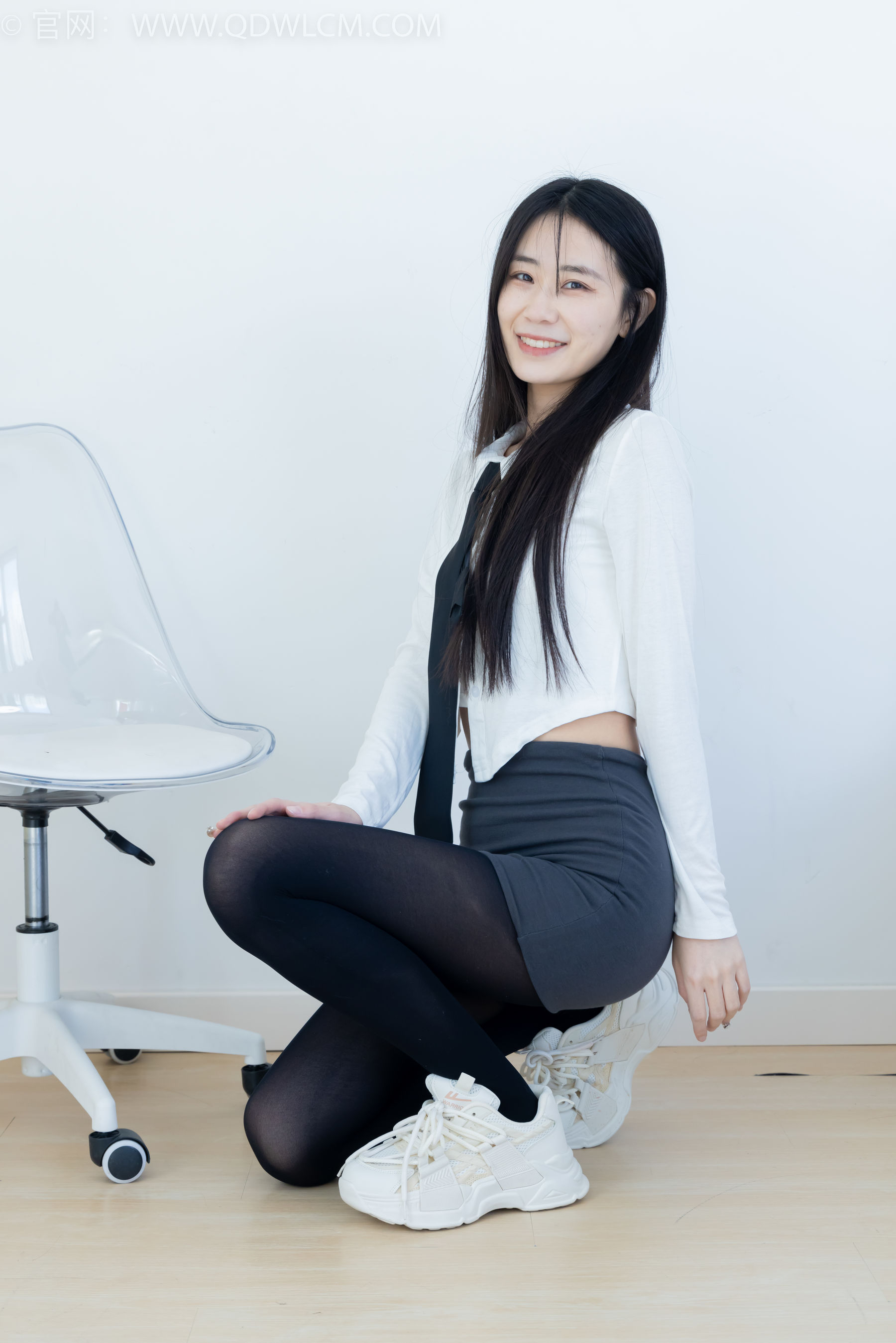 物恋传媒 No.2346 菜菜 - 运动鞋、厚黑丝、裸足/(167P)