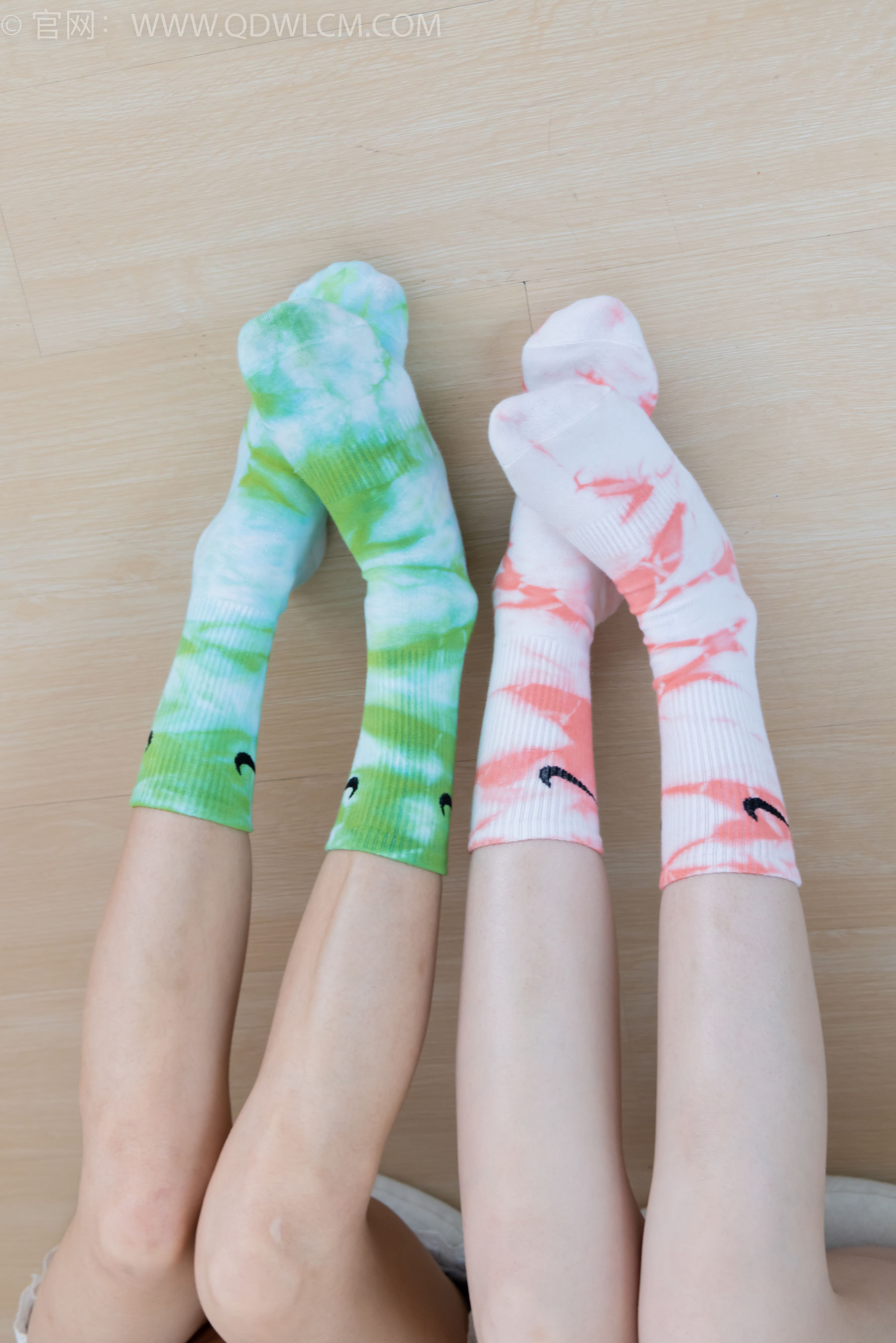 物恋传媒 No.2345 茯苓&恬恬 - 两双板鞋、红棉袜、绿棉袜、裸足/(165P)