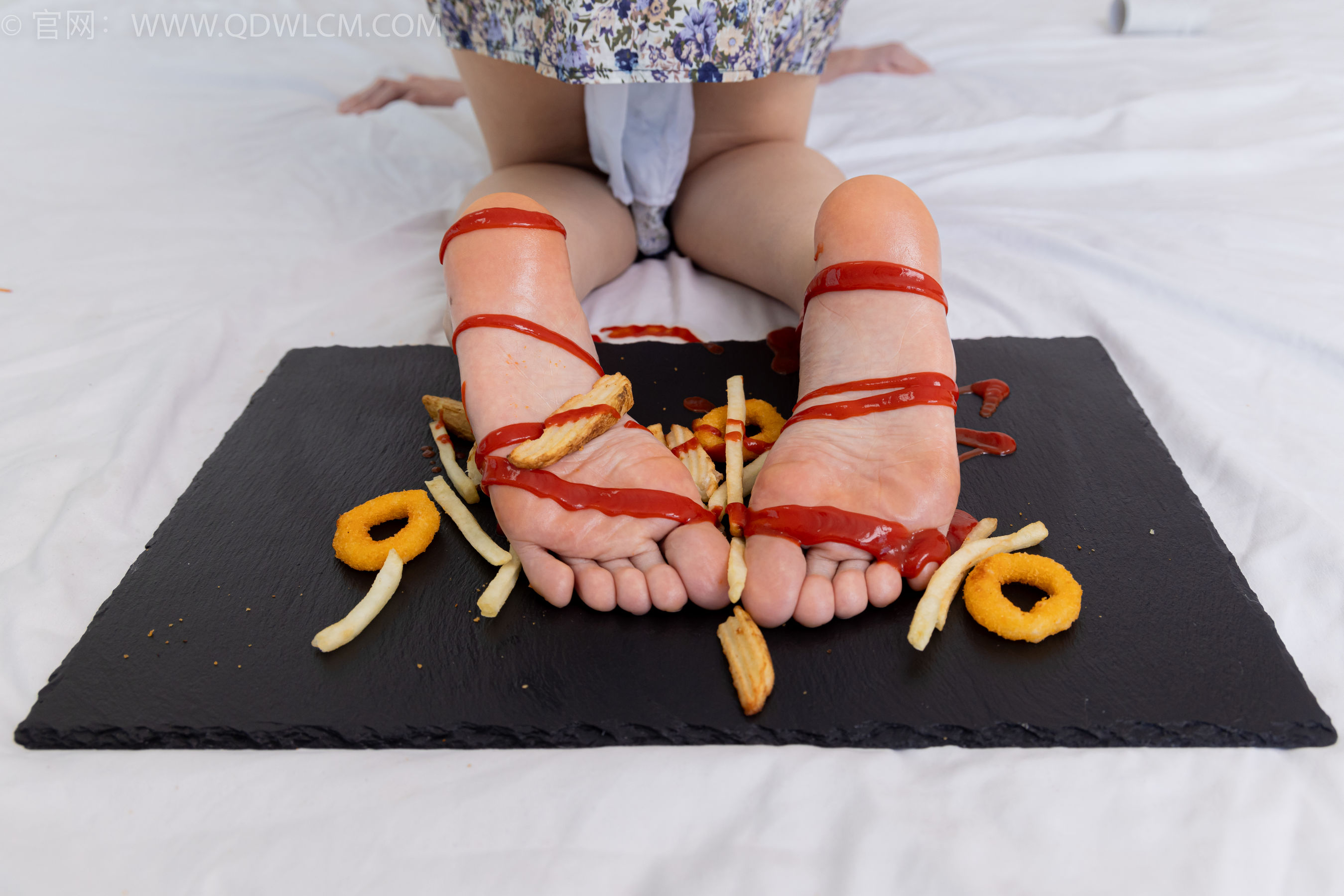 物恋传媒 No.2365 菜菜 - 高跟鞋、薄白丝、裸足/(260P)