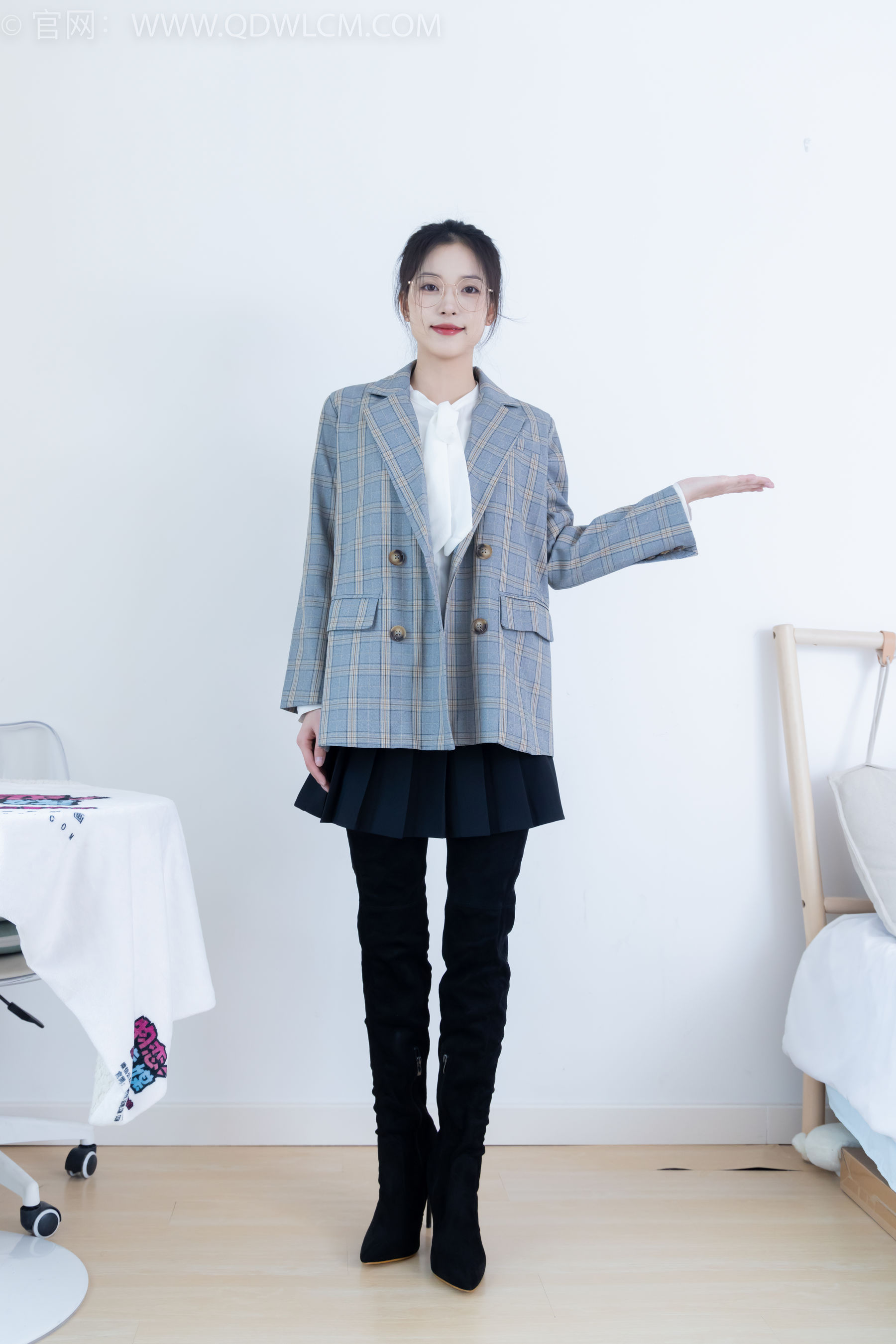 物恋传媒 No.2349 茯苓 - 高跟长靴、高跟凉鞋、厚肉丝、薄黑丝/(175P)