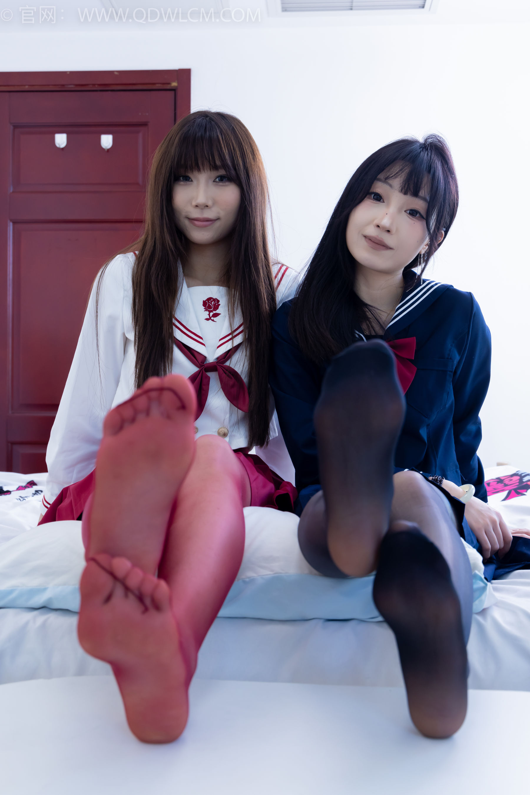 物恋传媒 No.2352 泡泡&嘟嘟 - 高跟鞋、油亮薄红丝、油亮薄黑丝、jk制服/(175P)