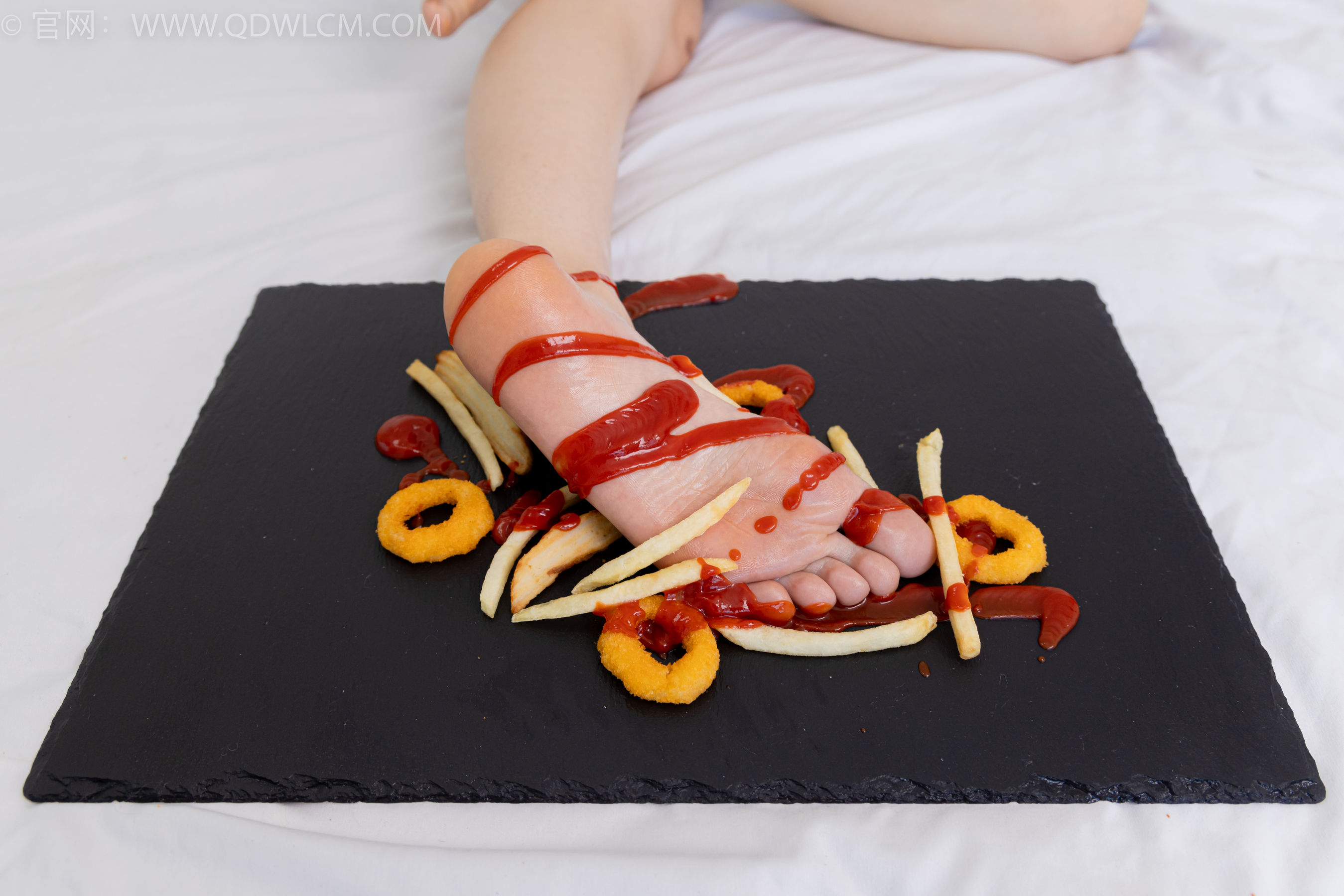 物恋传媒 No.2365 菜菜 - 高跟鞋、薄白丝、裸足/(260P)