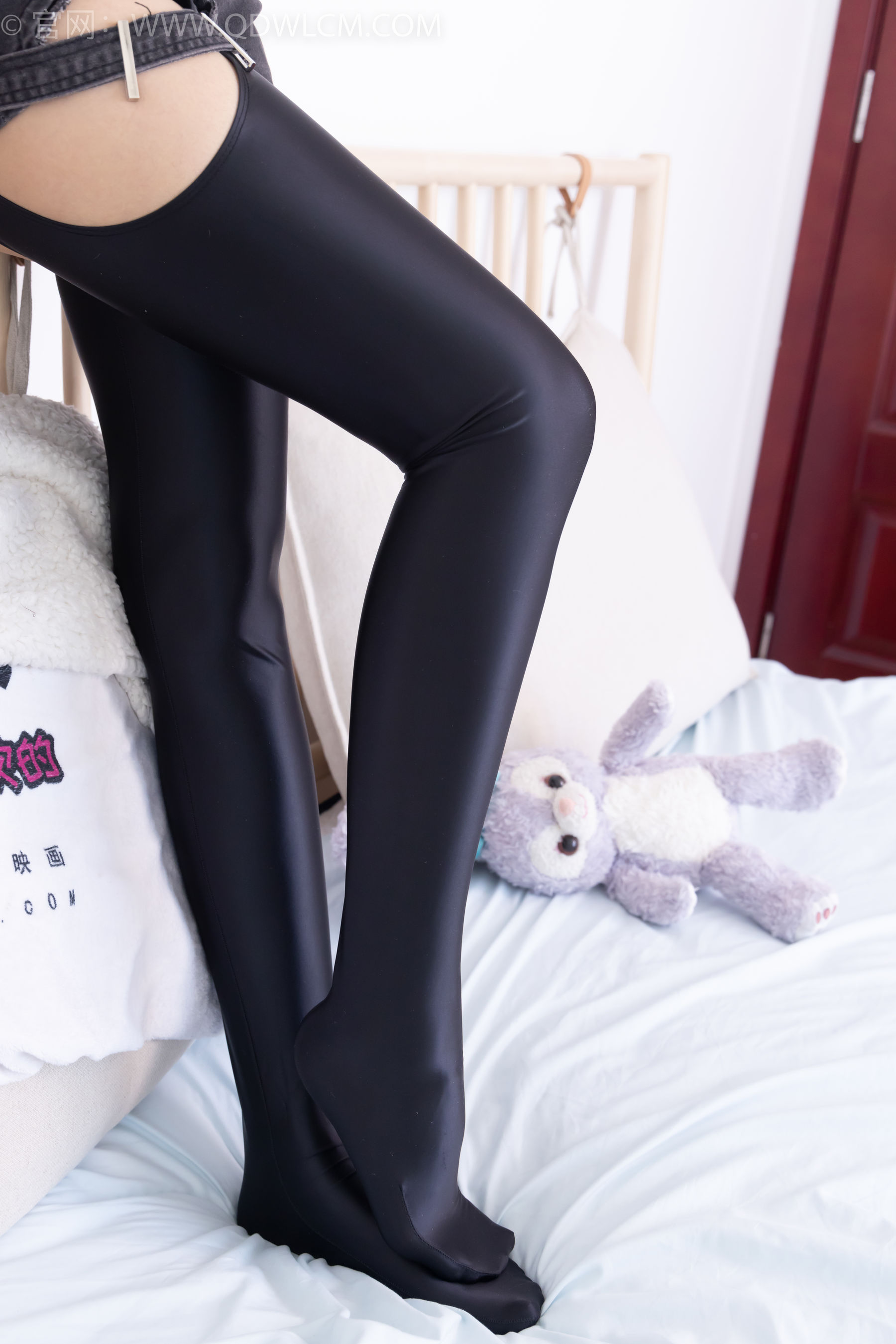 物恋传媒 No.2351 岚岚 - 高跟鞋、油亮厚黑丝吊带袜、昏睡剧情/(157P)