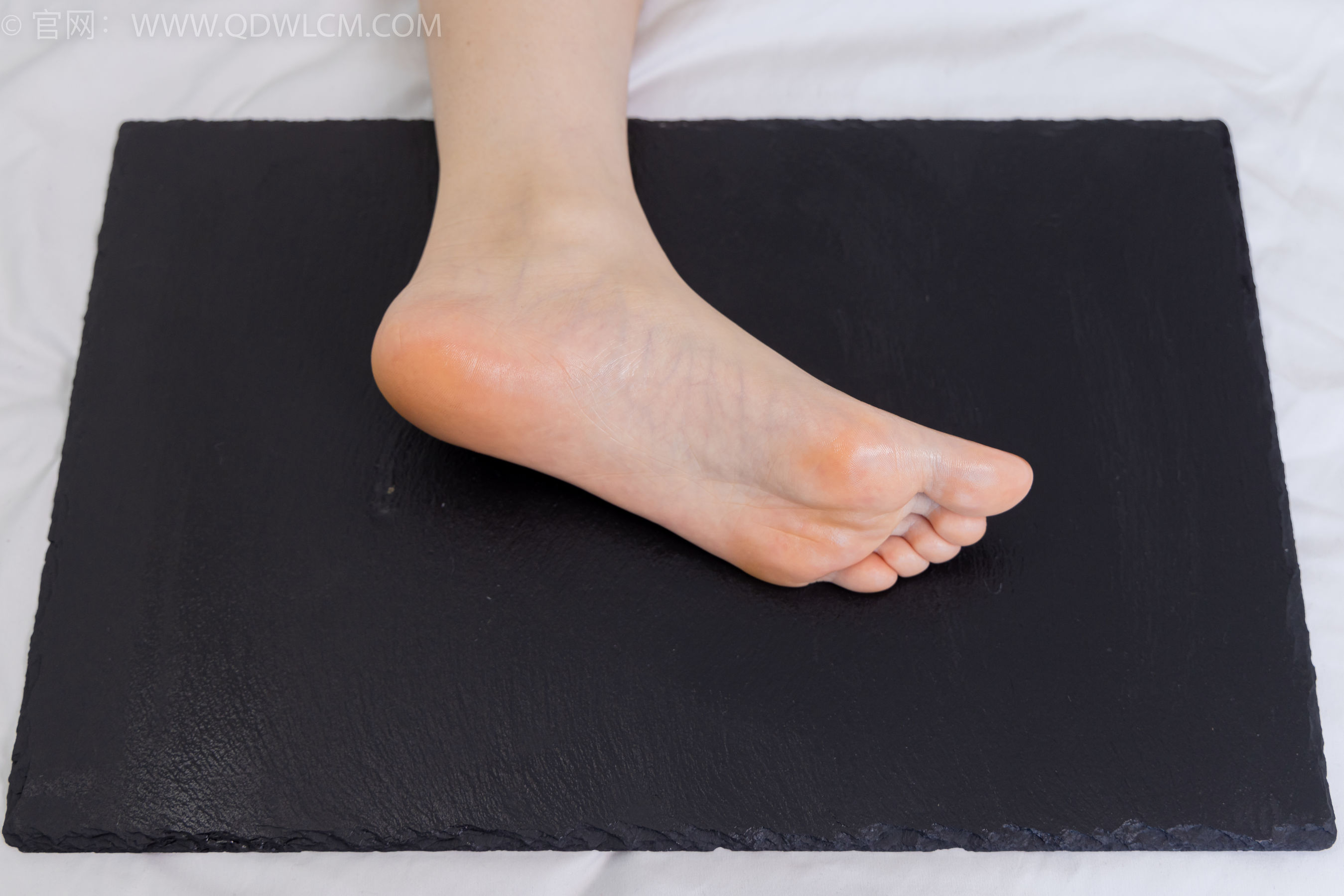 物恋传媒 No.2365 菜菜 - 高跟鞋、薄白丝、裸足/(260P)