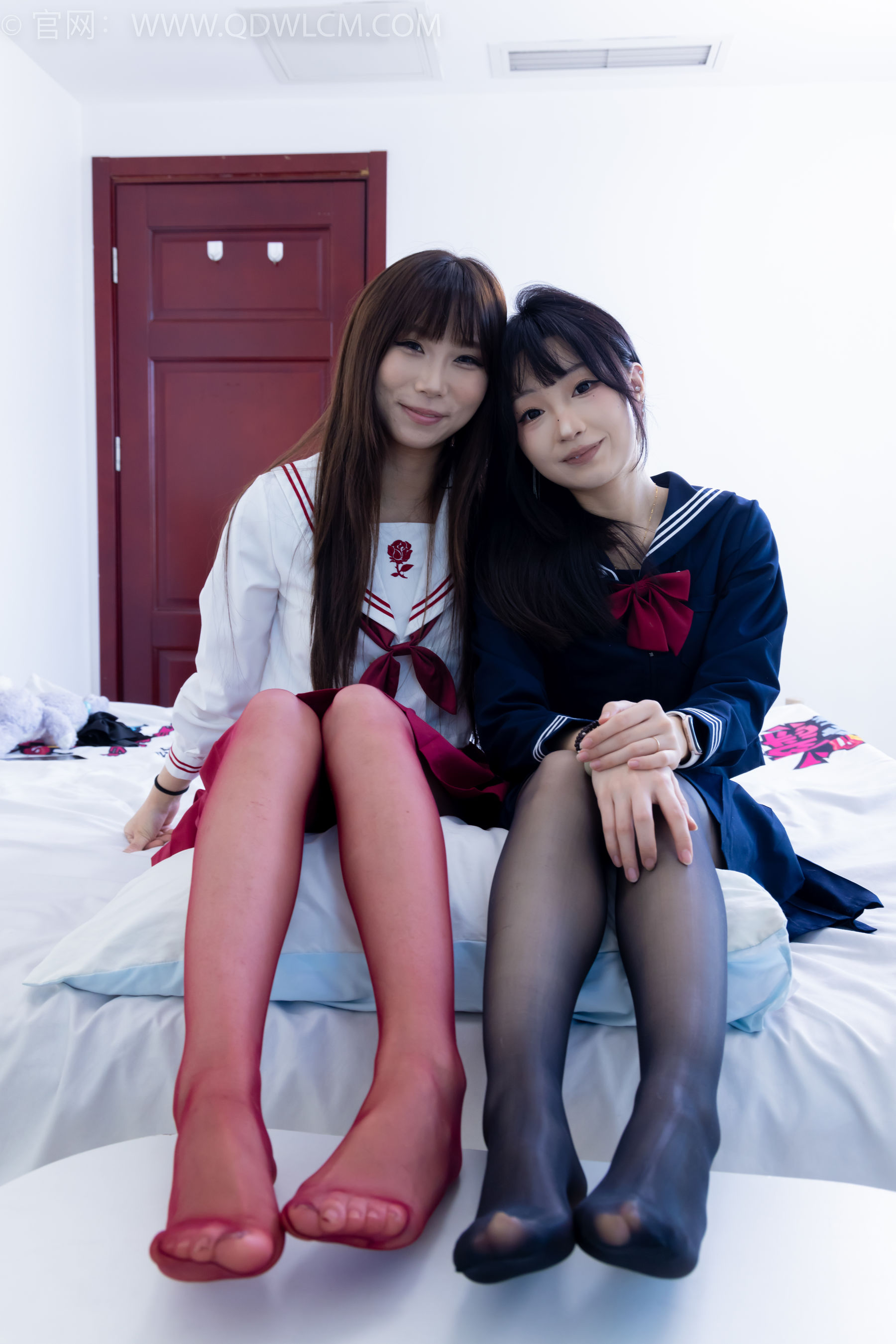 物恋传媒 No.2352 泡泡&嘟嘟 - 高跟鞋、油亮薄红丝、油亮薄黑丝、jk制服/(175P)