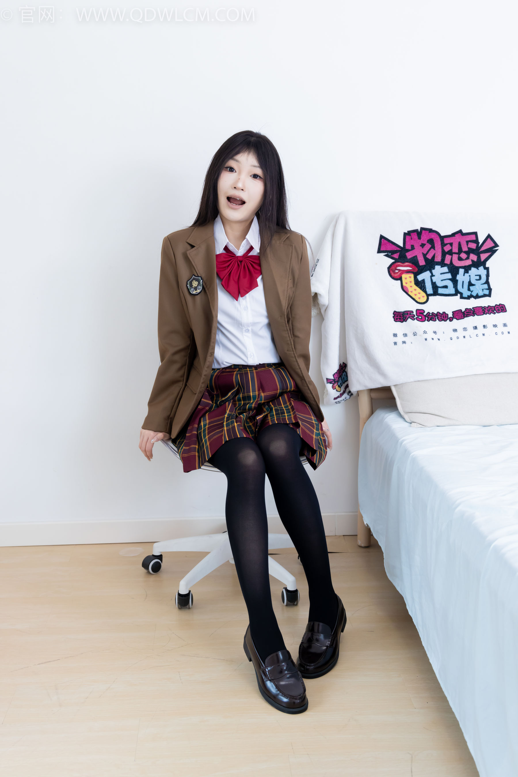 物恋传媒 No.2367 嘟嘟 - 皮鞋、厚黑丝、jk制服/(165P)