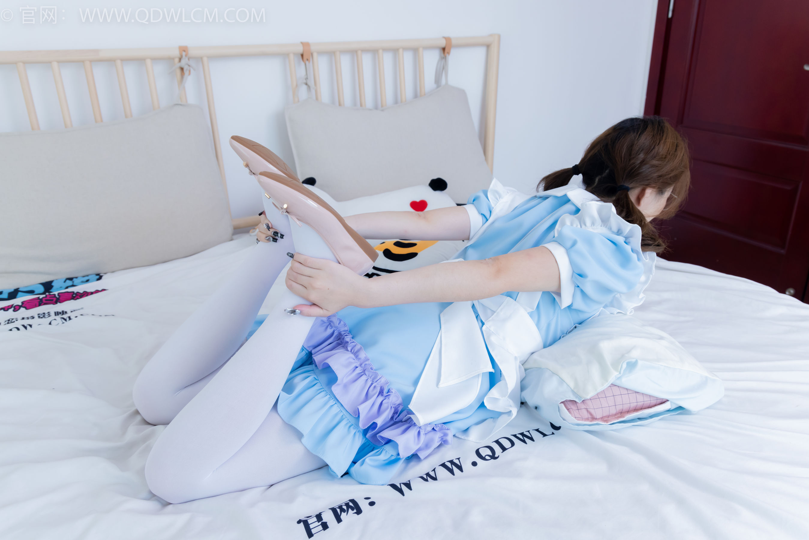 物恋传媒 No.2359 恬恬 - 女仆装、平底鞋、厚白丝、老头乐挠脚剧情/(155P)