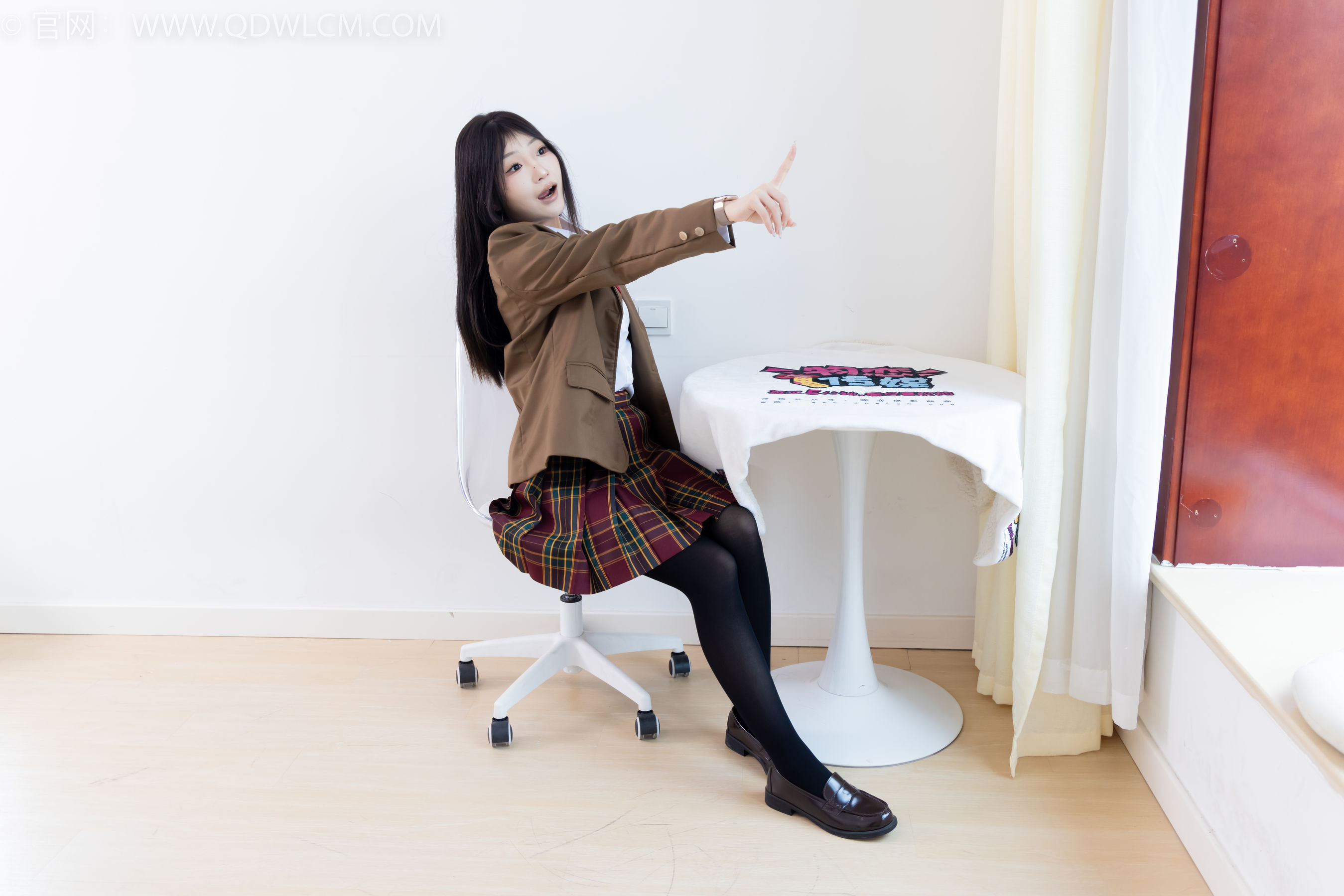 物恋传媒 No.2367 嘟嘟 - 皮鞋、厚黑丝、jk制服/(165P)