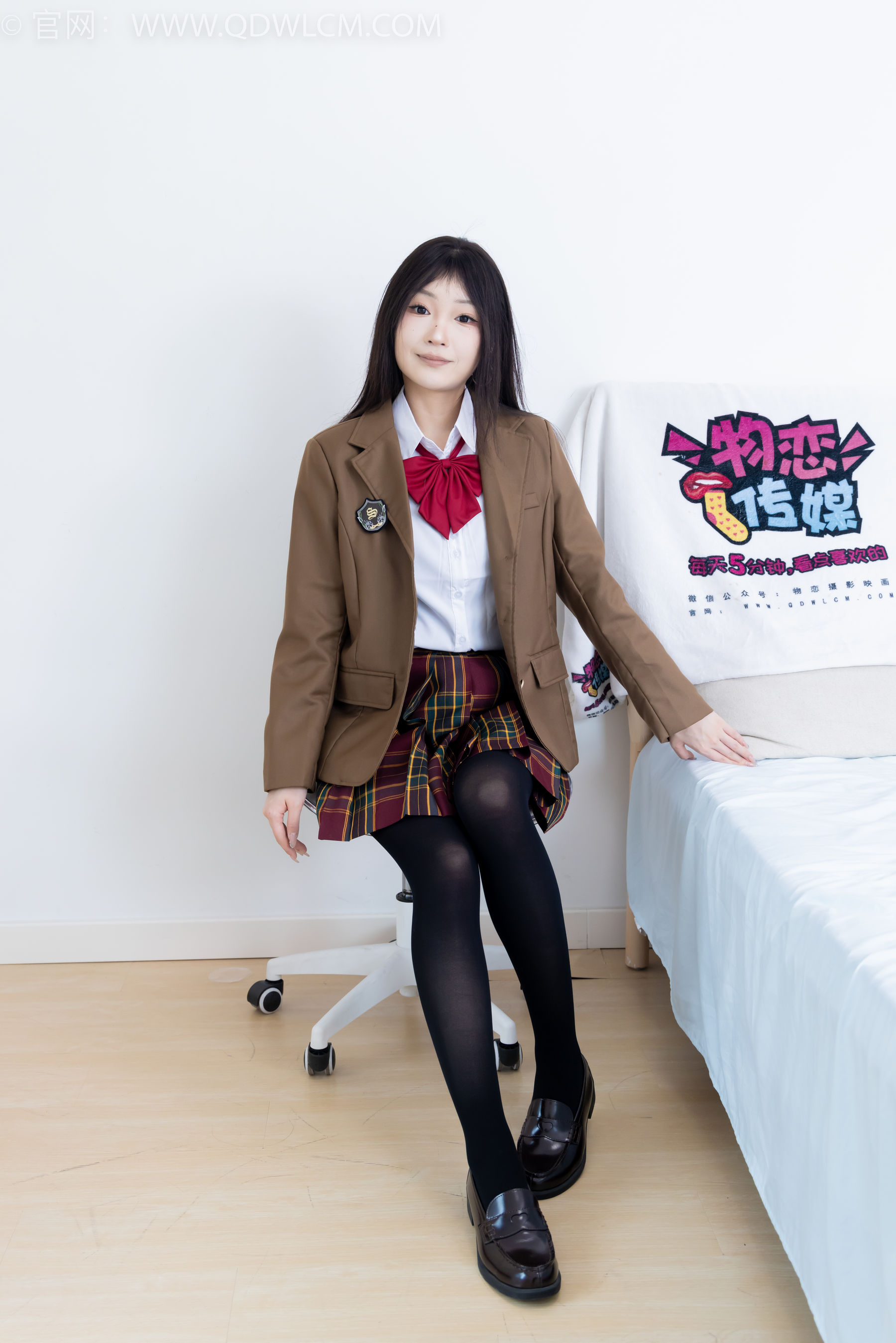 物恋传媒 No.2367 嘟嘟 - 皮鞋、厚黑丝、jk制服/(165P)