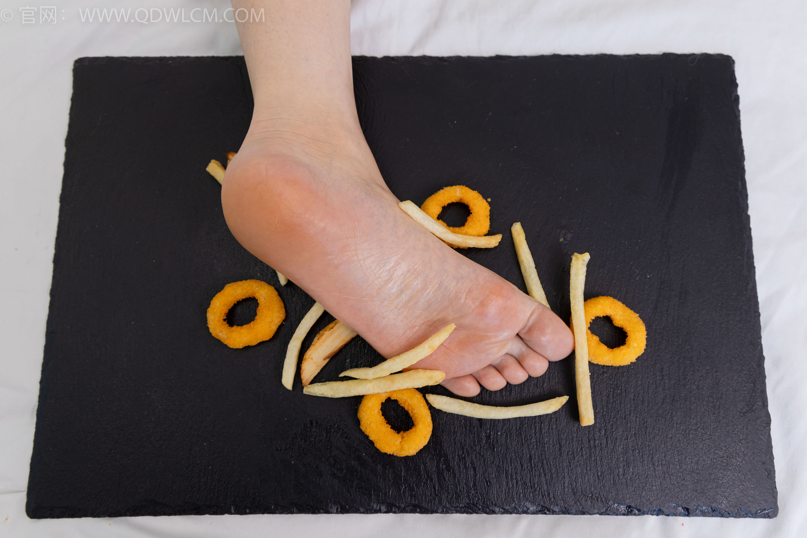 物恋传媒 No.2365 菜菜 - 高跟鞋、薄白丝、裸足/(260P)