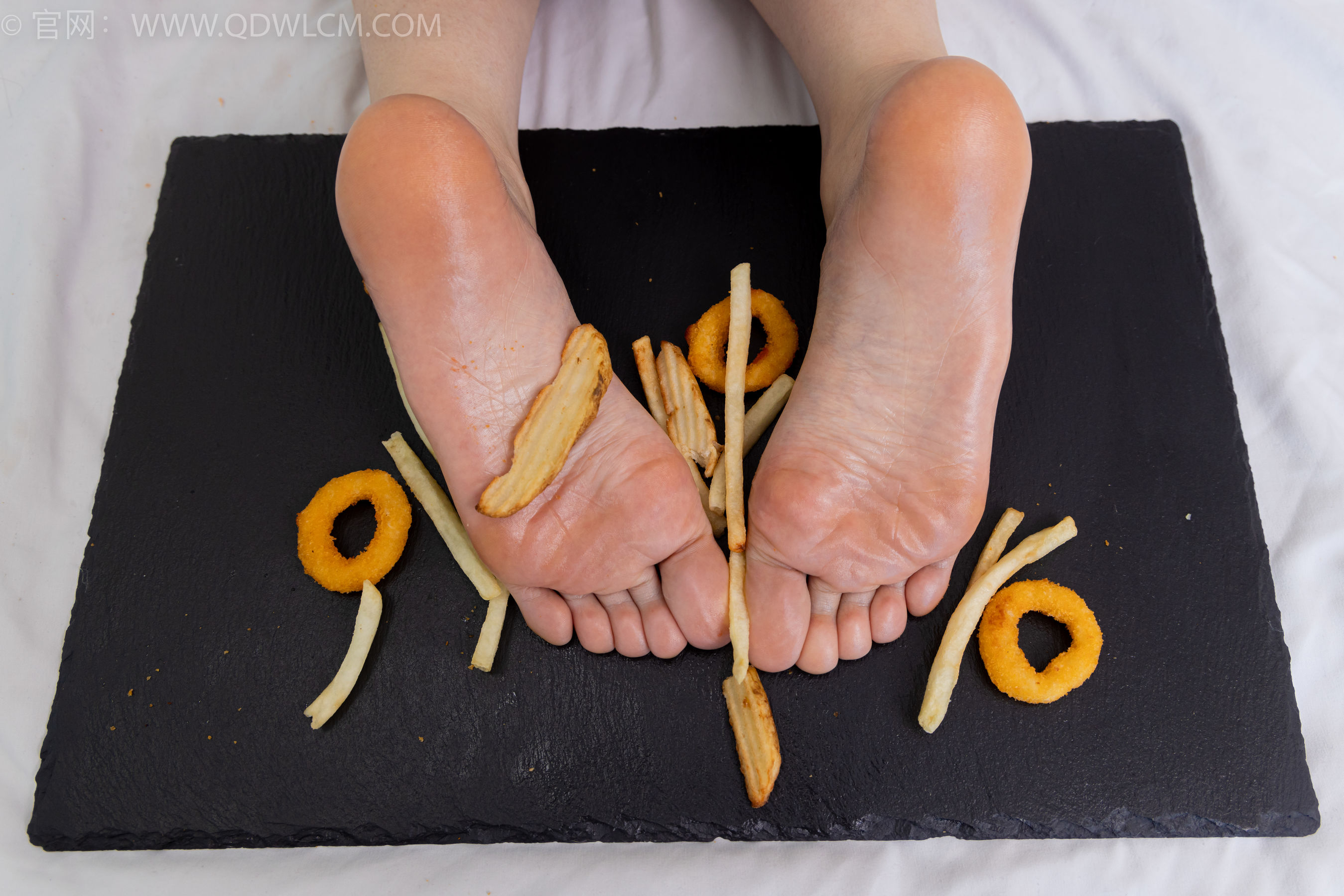 物恋传媒 No.2365 菜菜 - 高跟鞋、薄白丝、裸足/(260P)