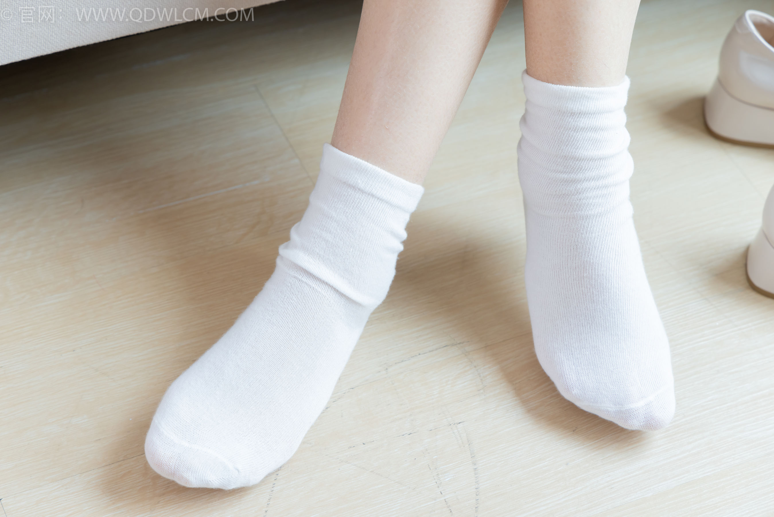 物恋传媒 No.2350 小椿 - 高跟鞋、白棉袜、裸足/(150P)