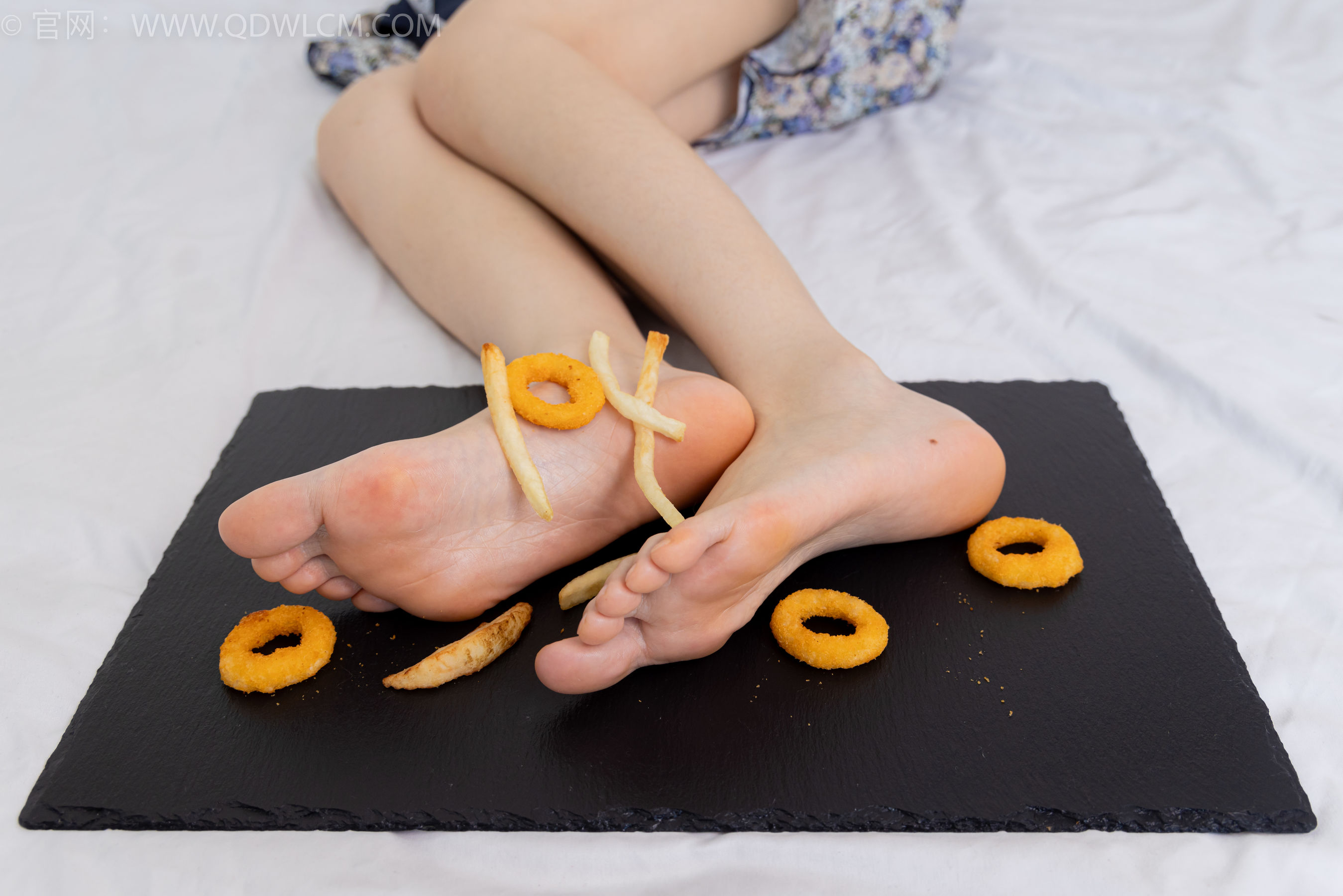 物恋传媒 No.2365 菜菜 - 高跟鞋、薄白丝、裸足/(260P)