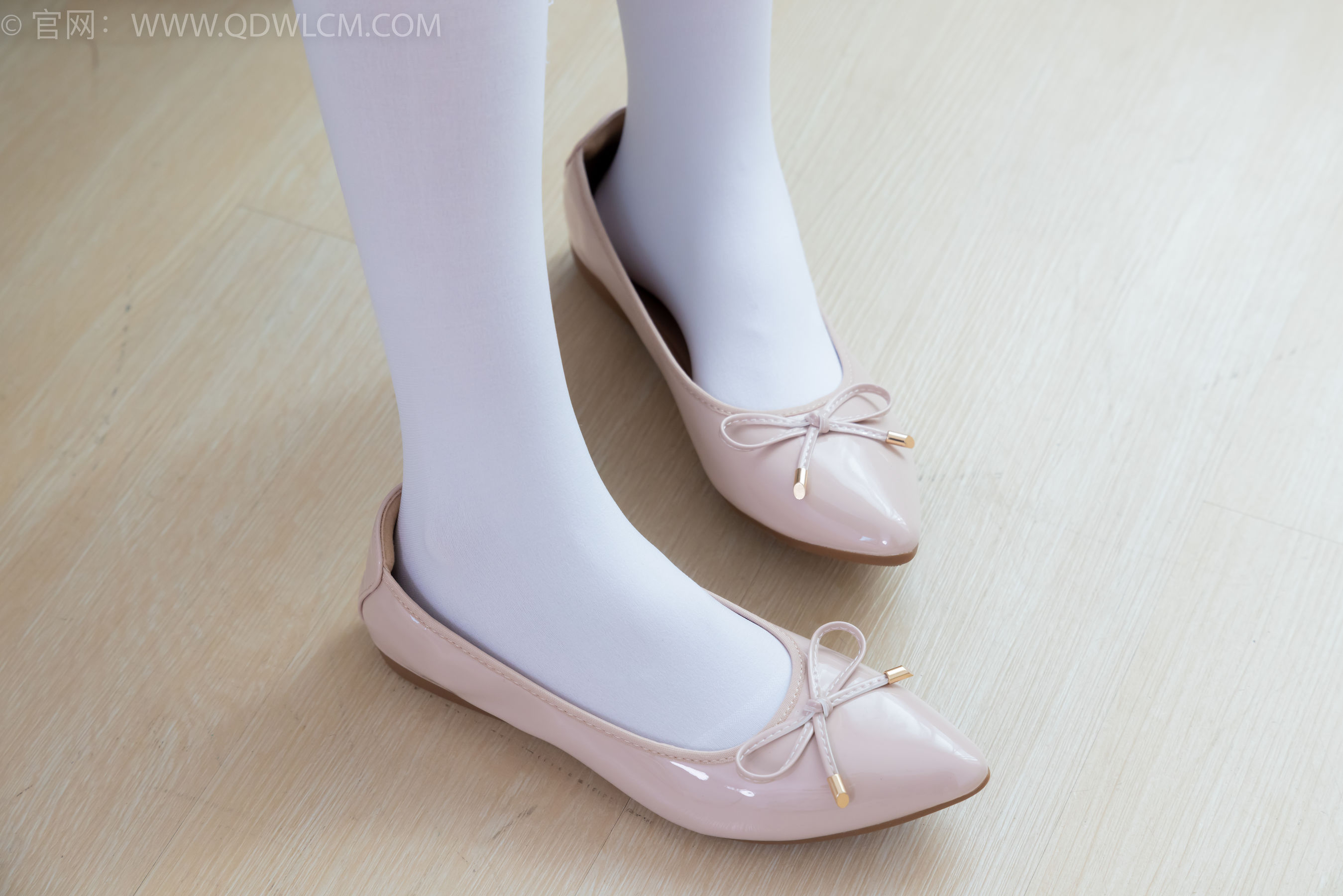 物恋传媒 No.2359 恬恬 - 女仆装、平底鞋、厚白丝、老头乐挠脚剧情/(155P)