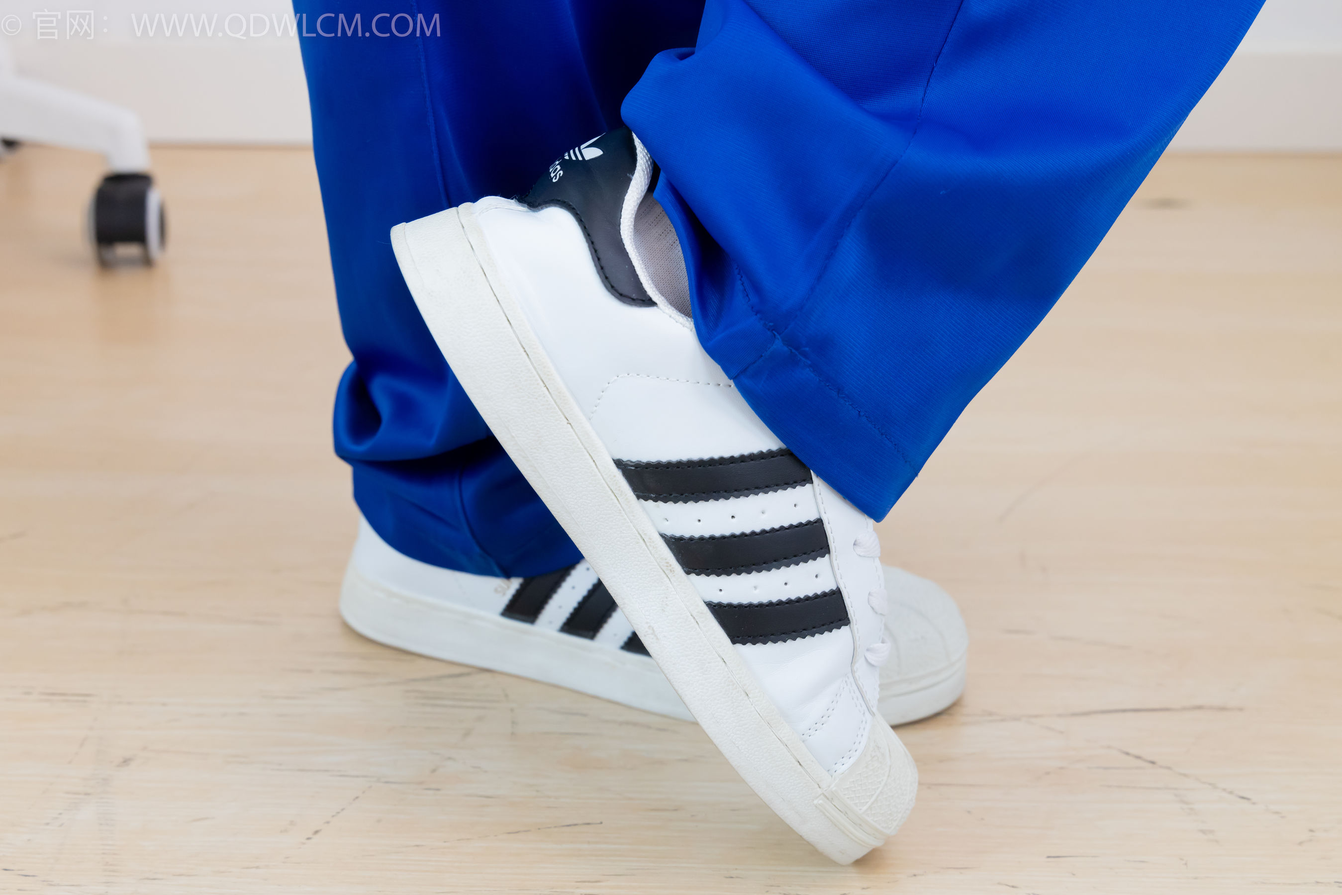 物恋传媒 No.2368 芋头 - 板鞋、白棉袜、裸足/(150P)