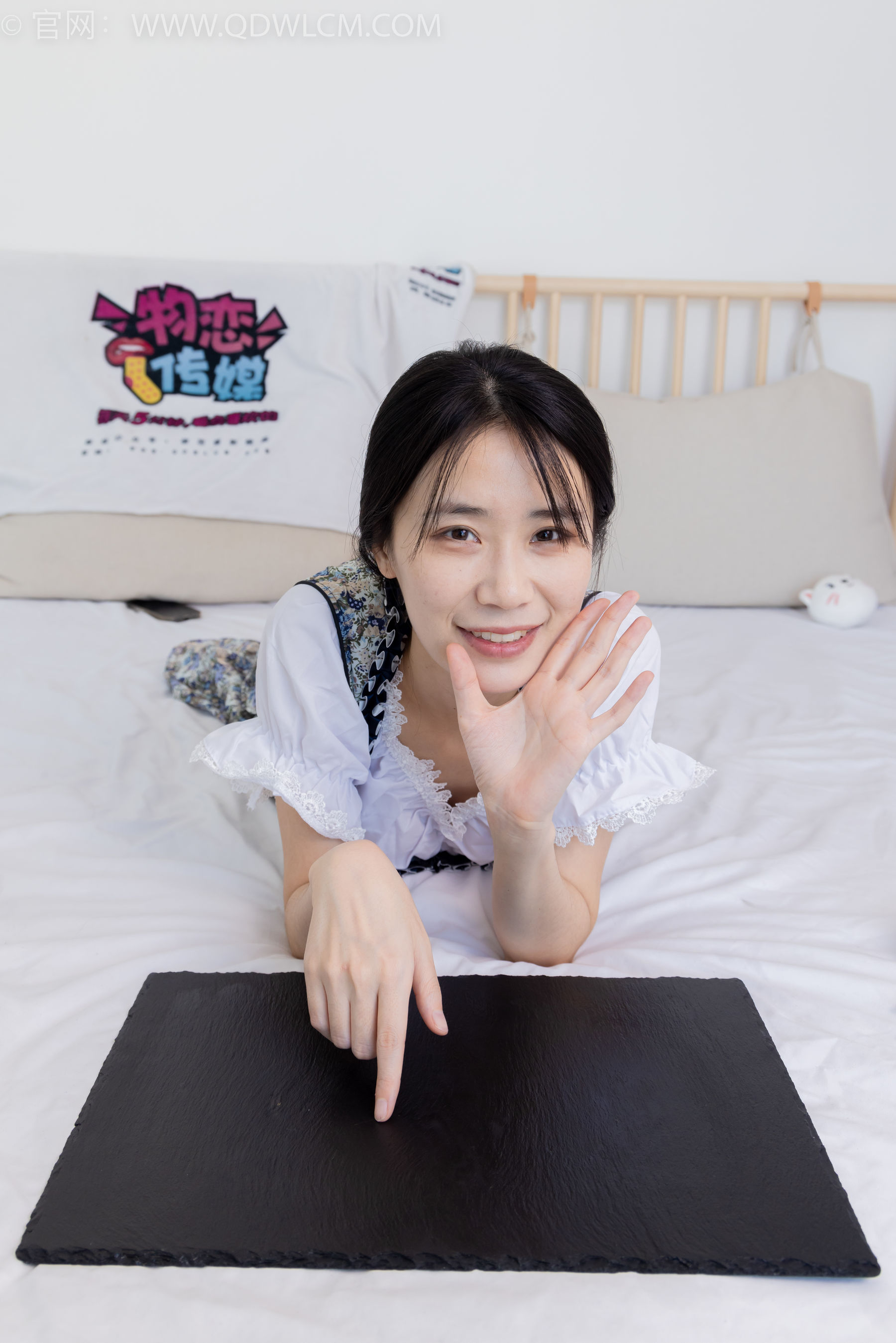 物恋传媒 No.2365 菜菜 - 高跟鞋、薄白丝、裸足/(260P)