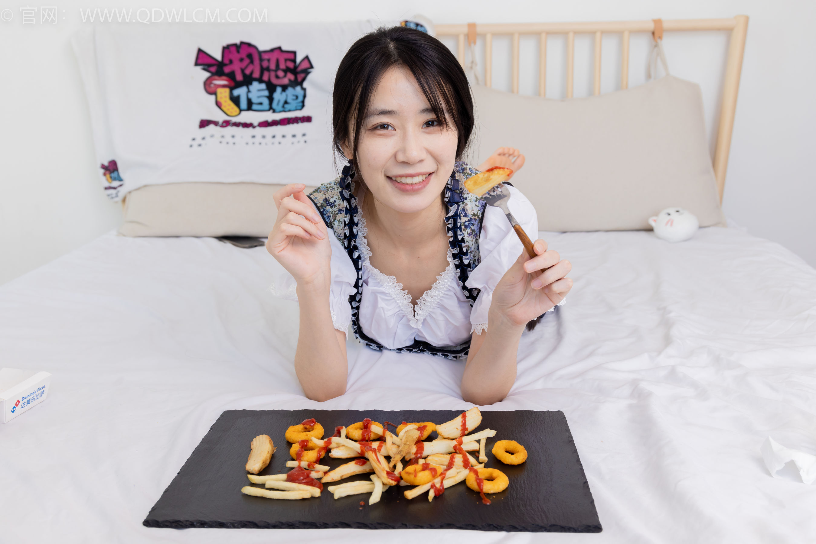 物恋传媒 No.2365 菜菜 - 高跟鞋、薄白丝、裸足/(260P)