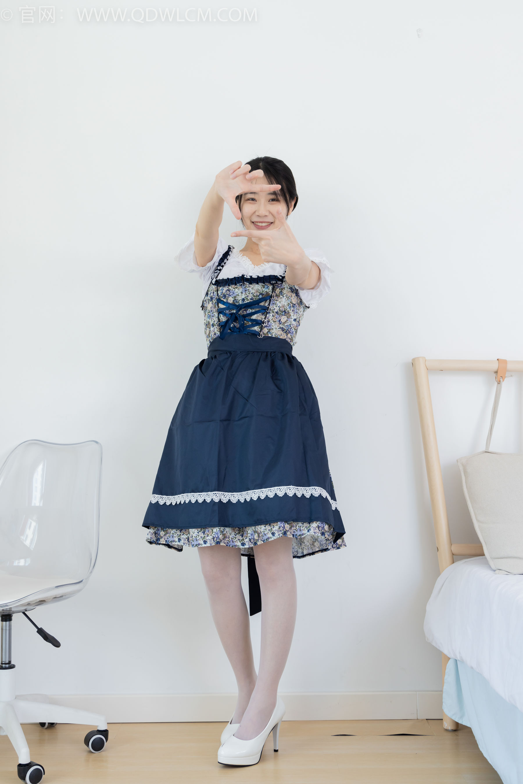 物恋传媒 No.2365 菜菜 - 高跟鞋、薄白丝、裸足/(260P)