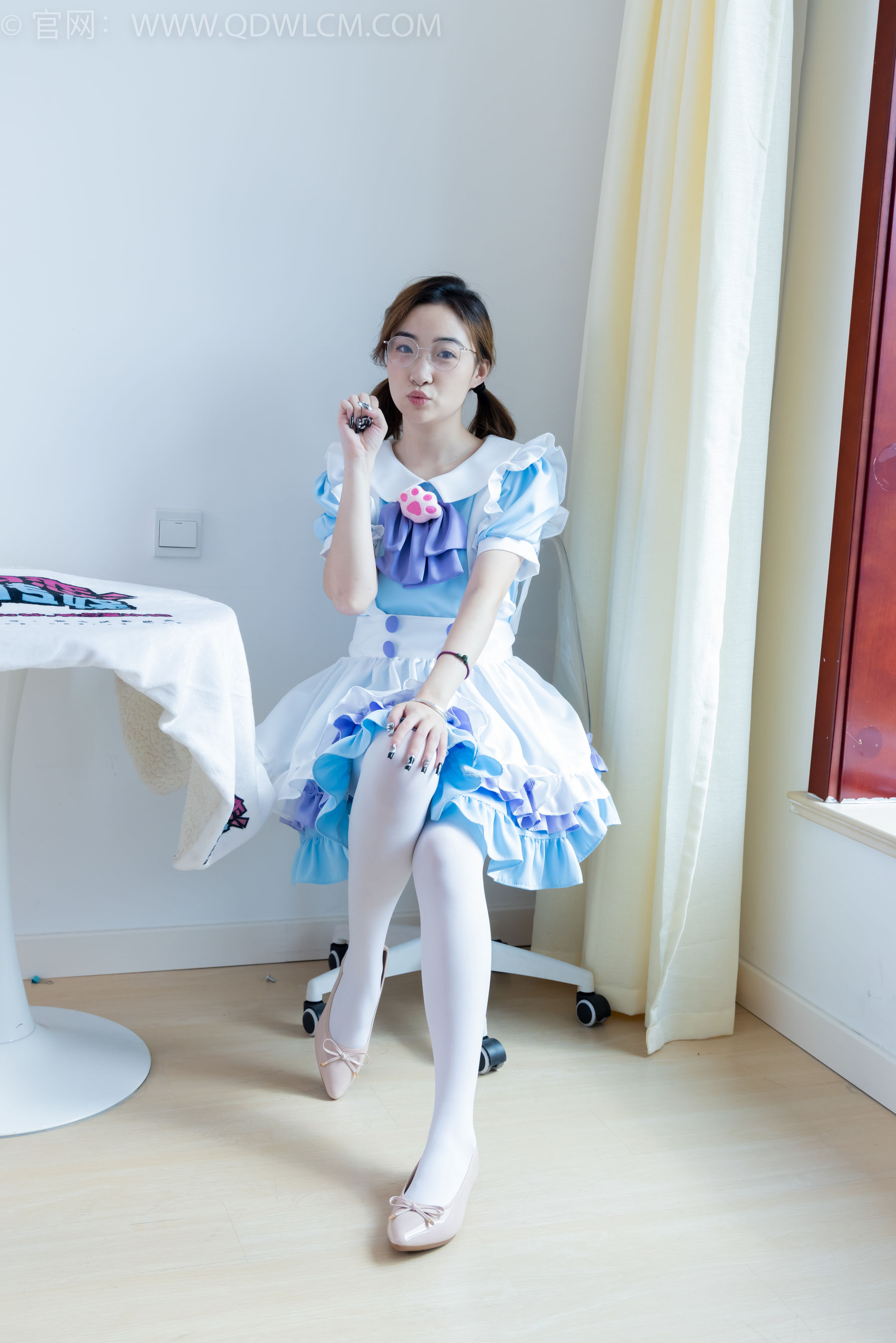 物恋传媒 No.2359 恬恬 - 女仆装、平底鞋、厚白丝、老头乐挠脚剧情/(155P)