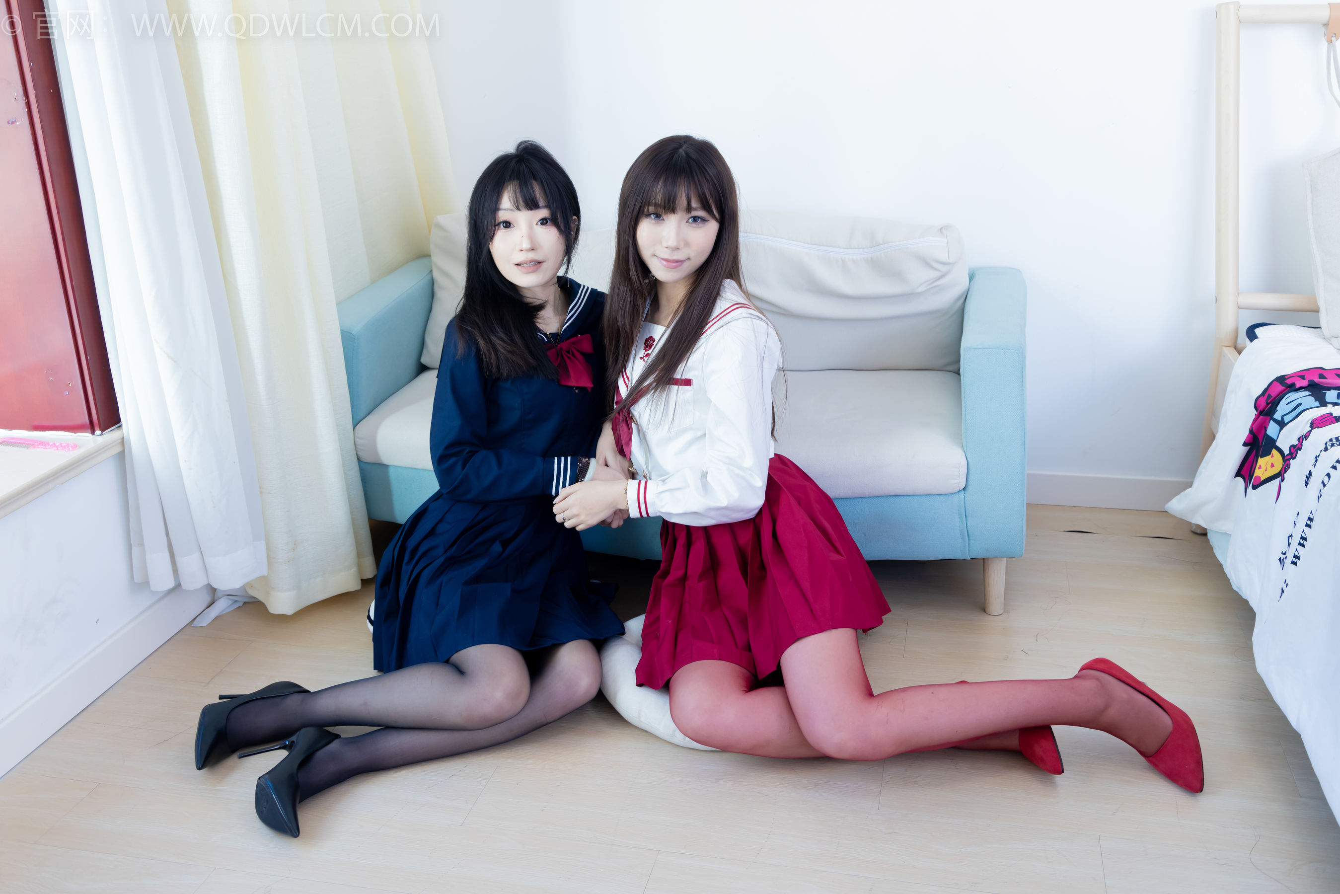 物恋传媒 No.2352 泡泡&嘟嘟 - 高跟鞋、油亮薄红丝、油亮薄黑丝、jk制服/(175P)