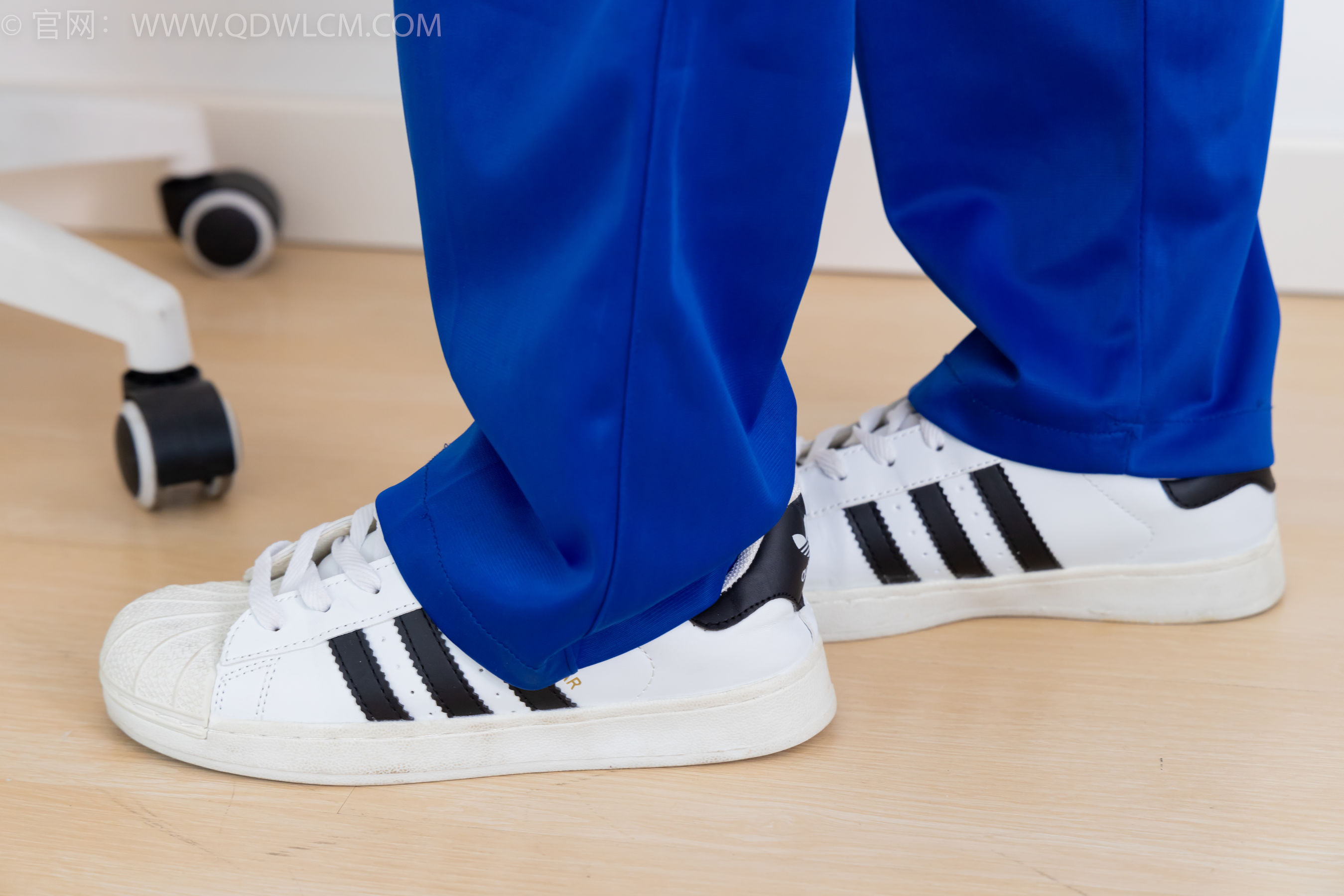 物恋传媒 No.2364 小悦 - 校服、板鞋、白棉袜、裸足/(150P)