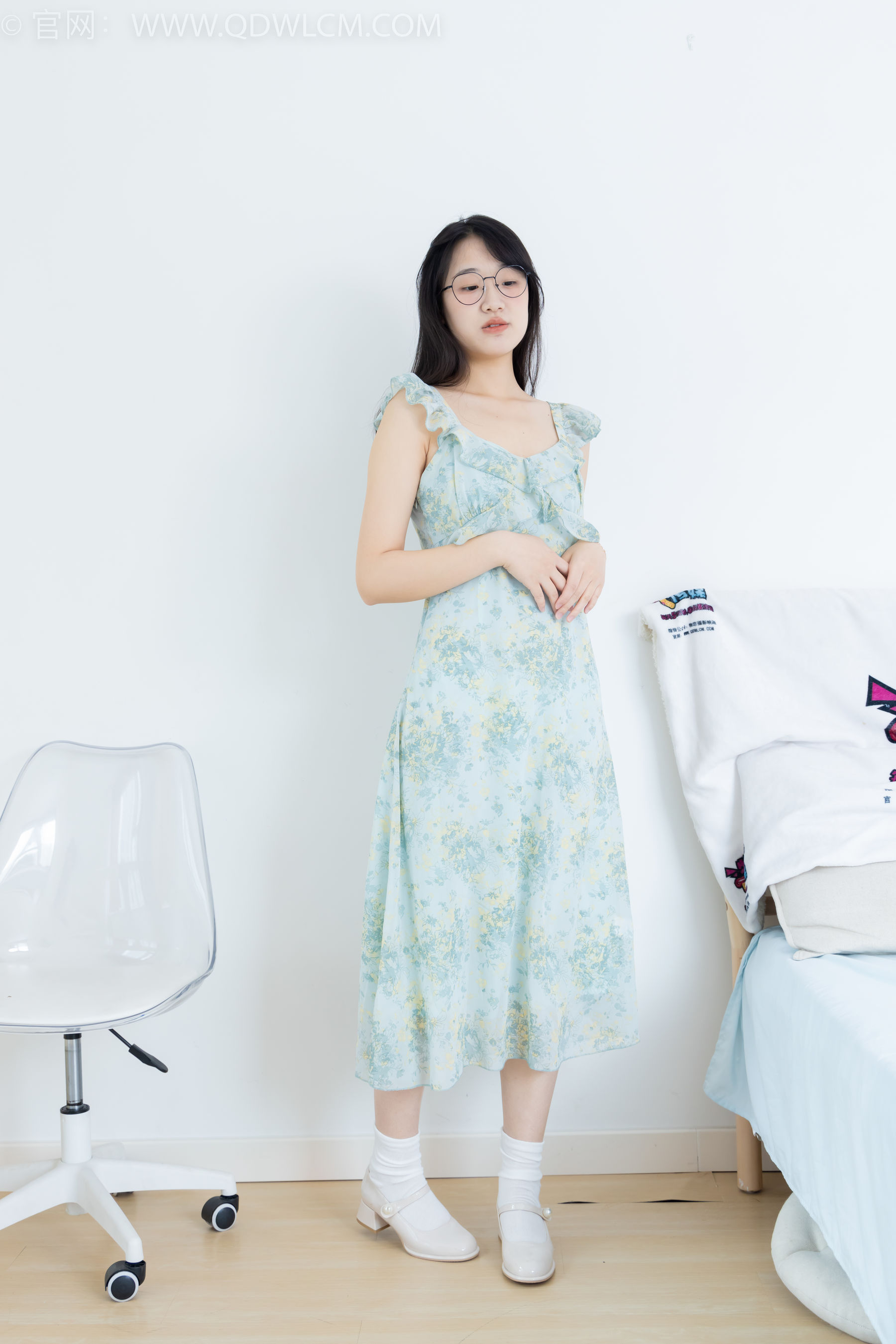 物恋传媒 No.2350 小椿 - 高跟鞋、白棉袜、裸足/(150P)