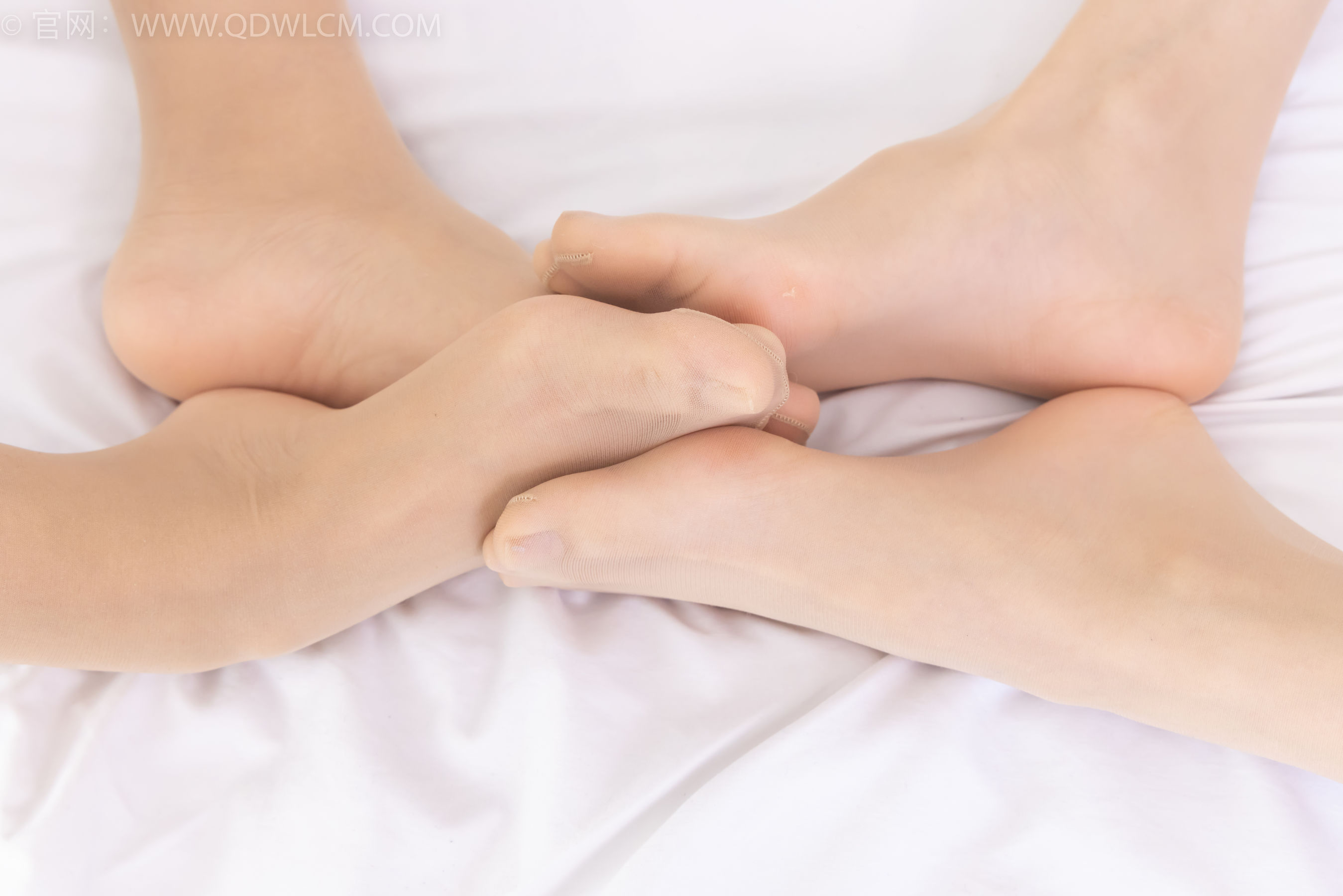 物恋传媒 No.2362 岚岚&茯苓 - 帆布鞋、皮鞋、互相挠脚心剧情/(180P)