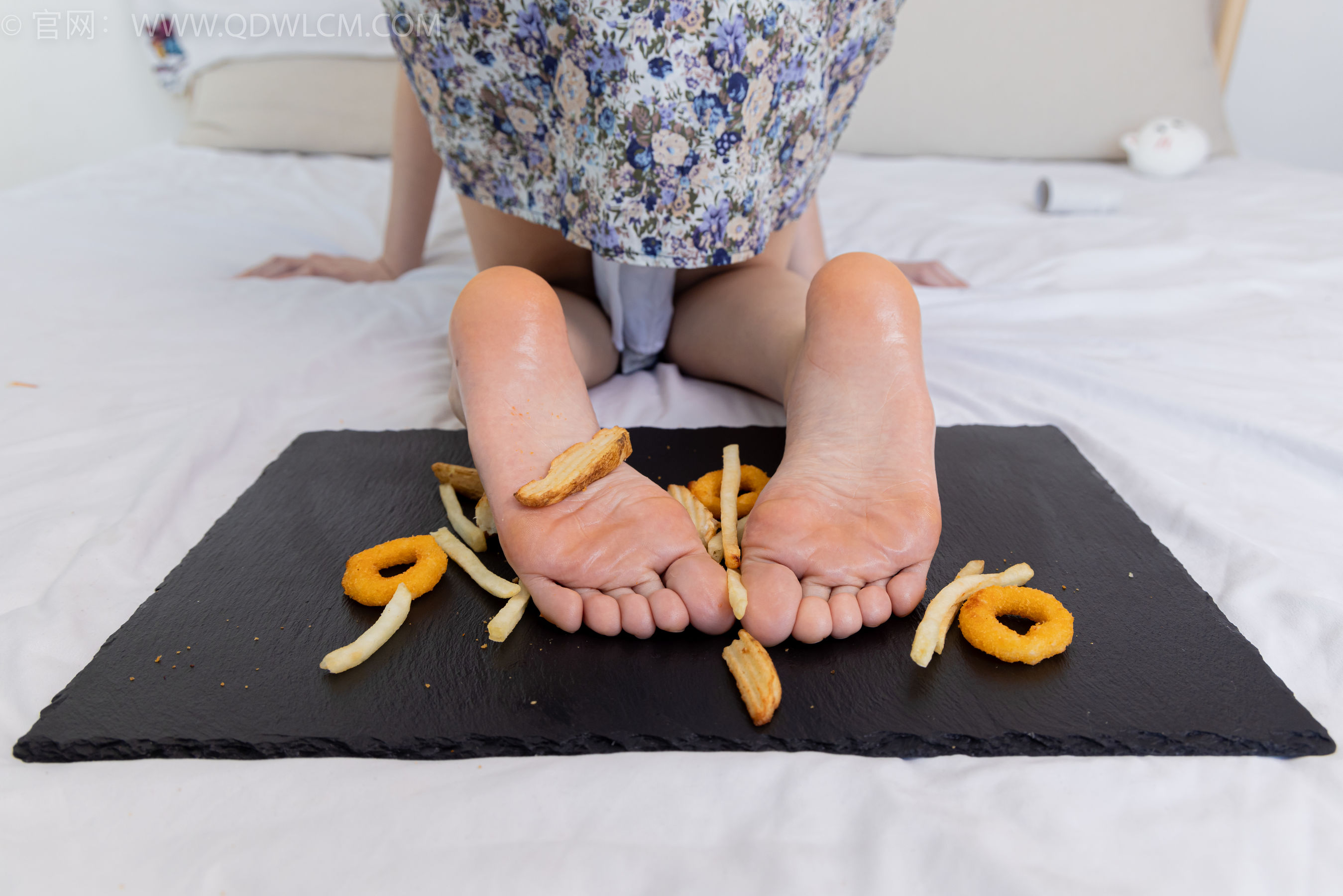 物恋传媒 No.2365 菜菜 - 高跟鞋、薄白丝、裸足/(260P)