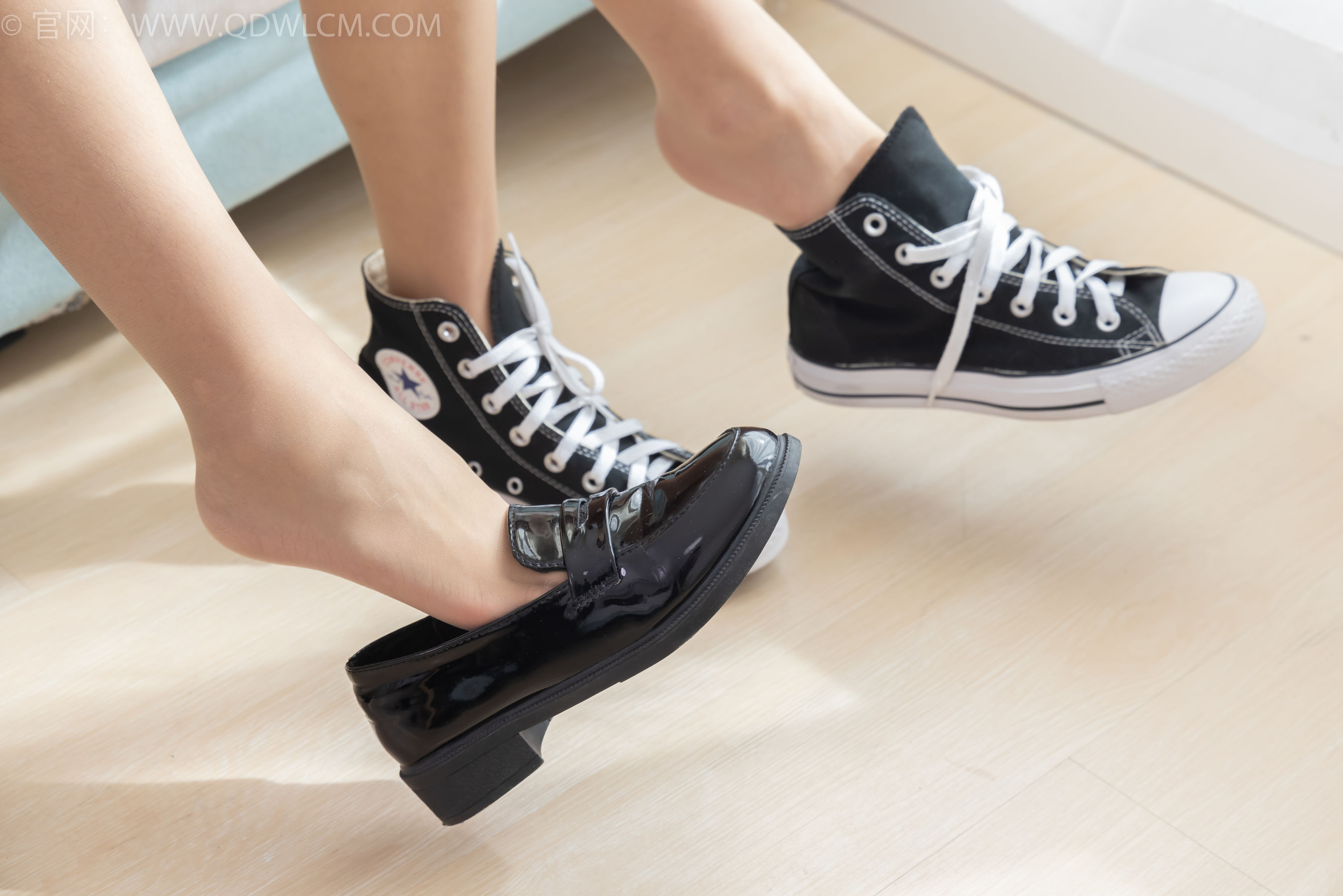 物恋传媒 No.2362 岚岚&茯苓 - 帆布鞋、皮鞋、互相挠脚心剧情/(180P)