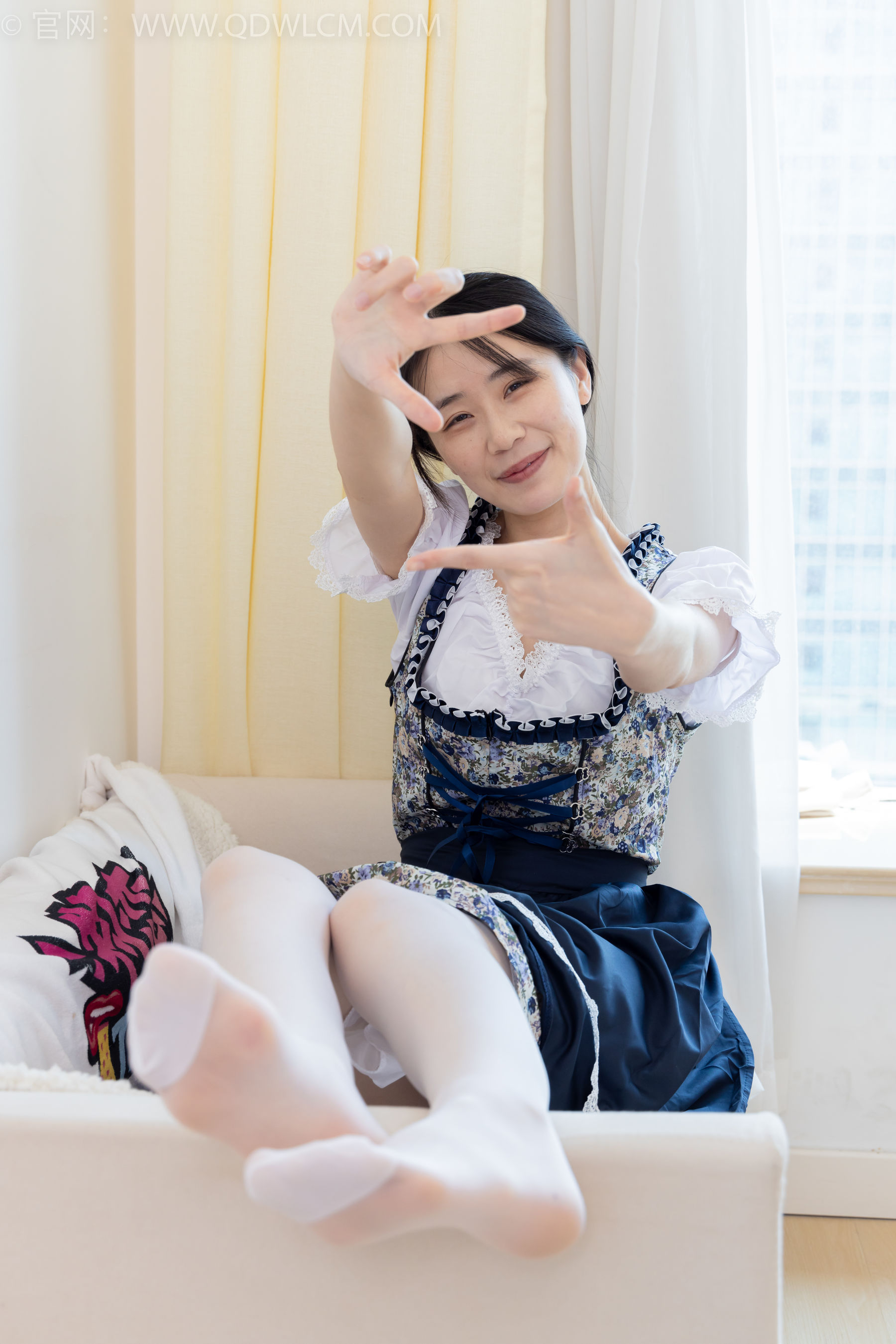 物恋传媒 No.2365 菜菜 - 高跟鞋、薄白丝、裸足/(260P)