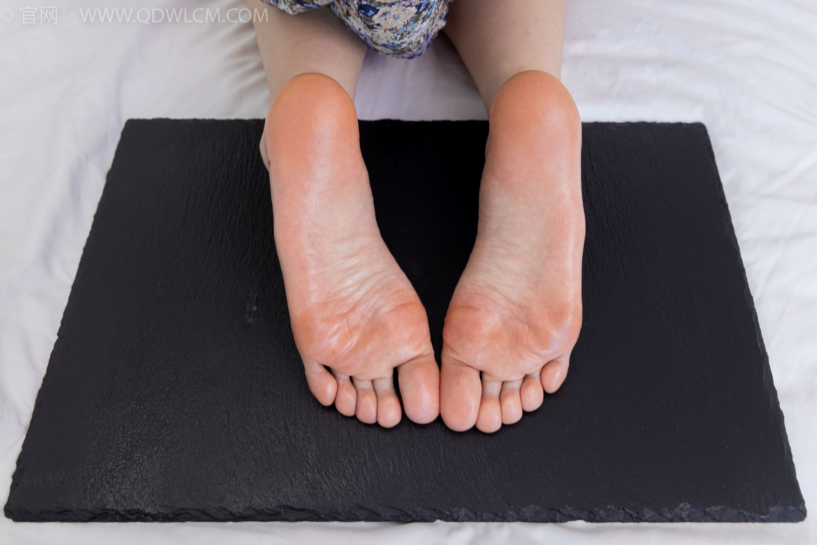 物恋传媒 No.2365 菜菜 - 高跟鞋、薄白丝、裸足/(260P)