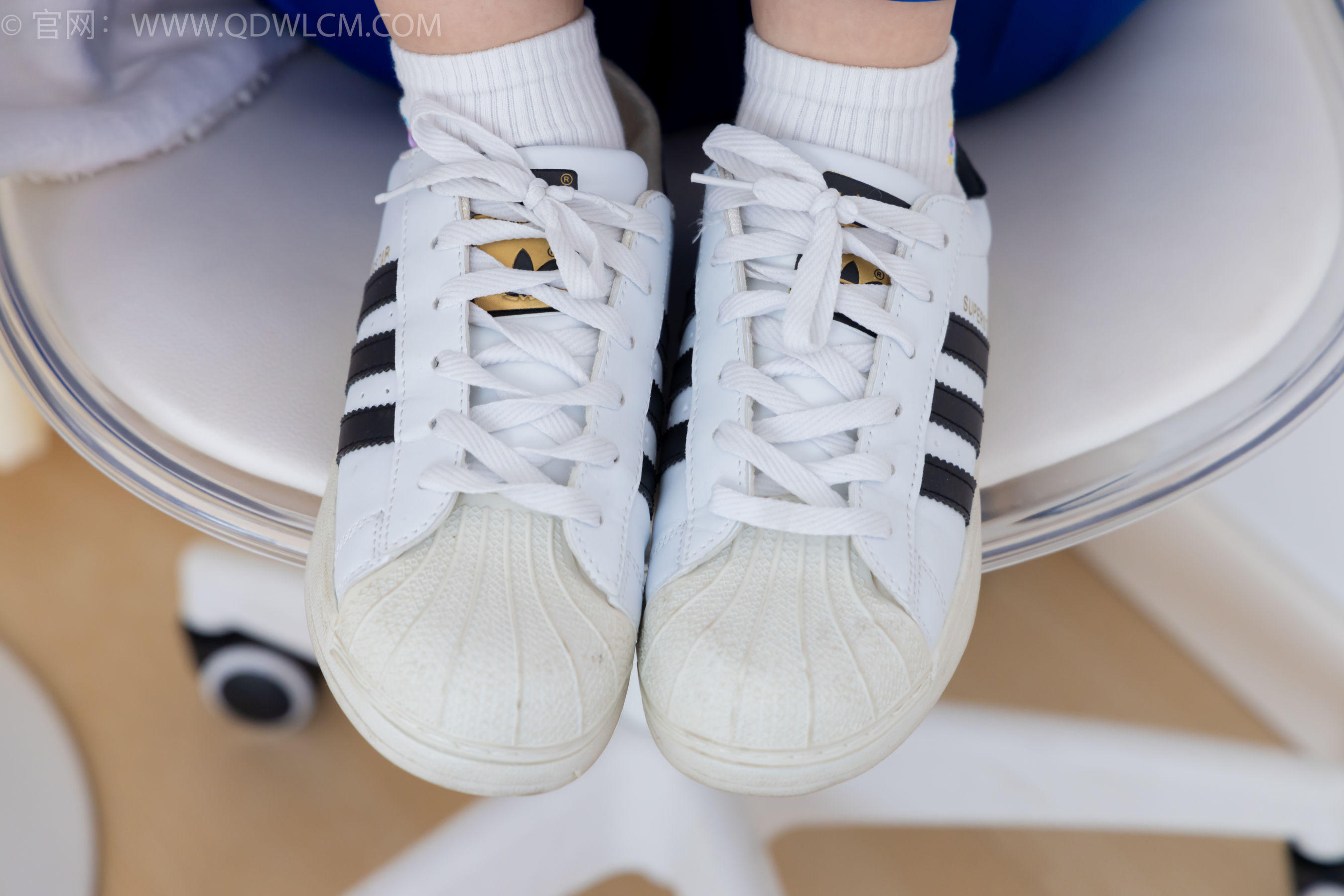 物恋传媒 No.2364 小悦 - 校服、板鞋、白棉袜、裸足/(150P)