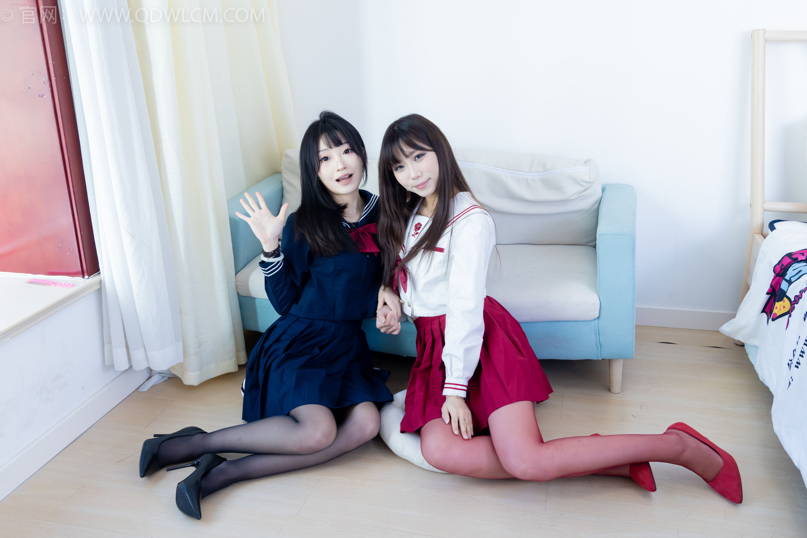 物恋传媒 No.2352 泡泡&嘟嘟 - 高跟鞋、油亮薄红丝、油亮薄黑丝、jk制服/(175P)