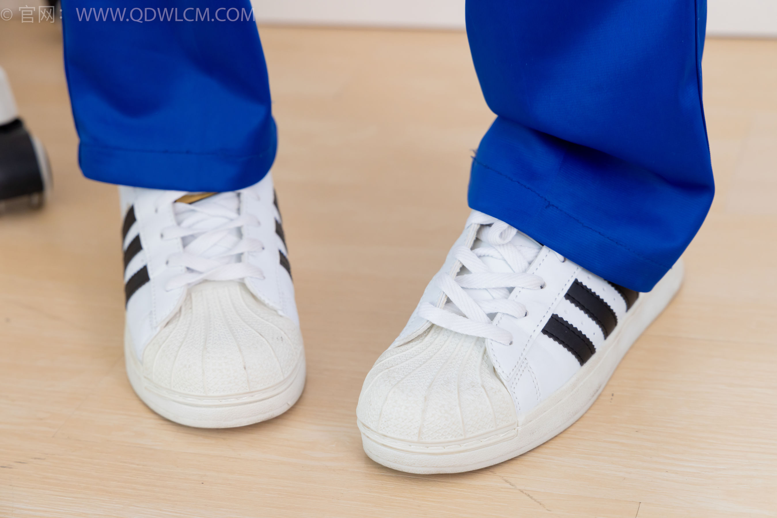 物恋传媒 No.2364 小悦 - 校服、板鞋、白棉袜、裸足/(150P)