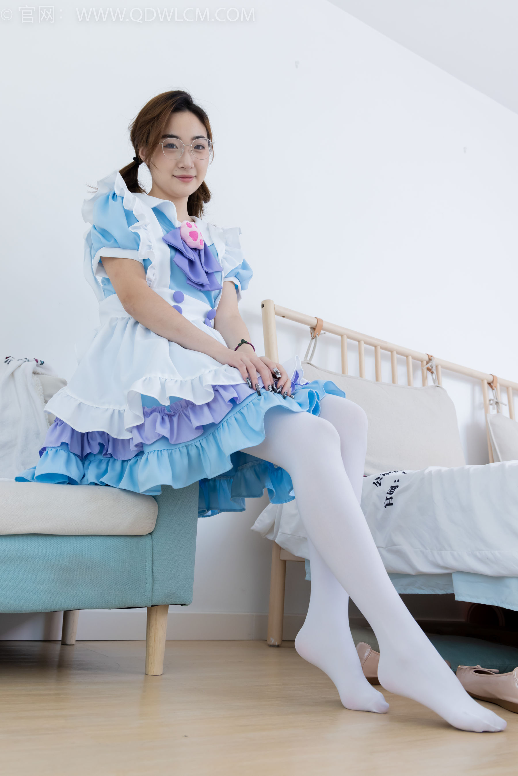 物恋传媒 No.2359 恬恬 - 女仆装、平底鞋、厚白丝、老头乐挠脚剧情/(155P)