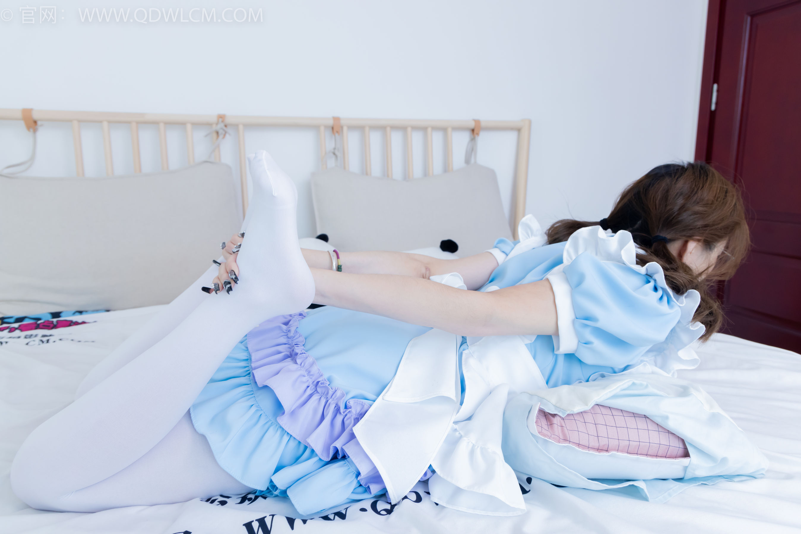 物恋传媒 No.2359 恬恬 - 女仆装、平底鞋、厚白丝、老头乐挠脚剧情/(155P)