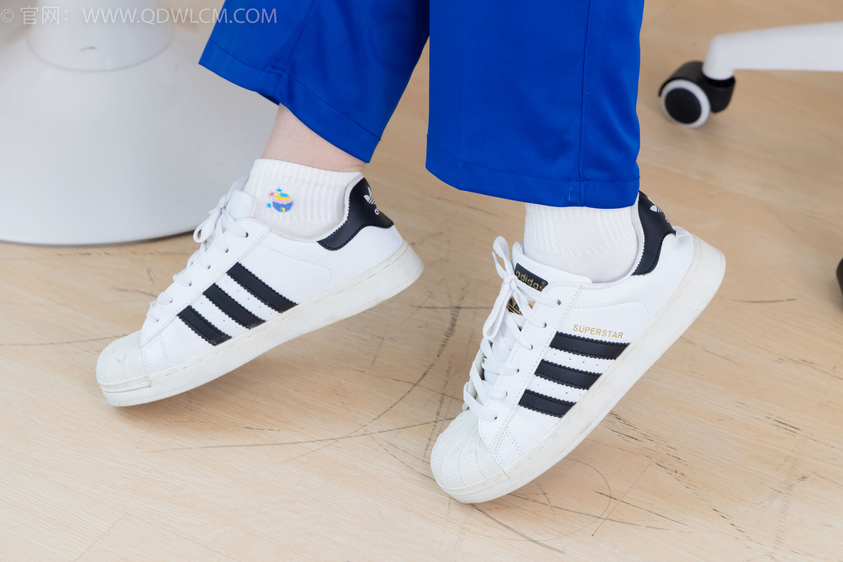 物恋传媒 No.2368 芋头 - 板鞋、白棉袜、裸足/(150P)