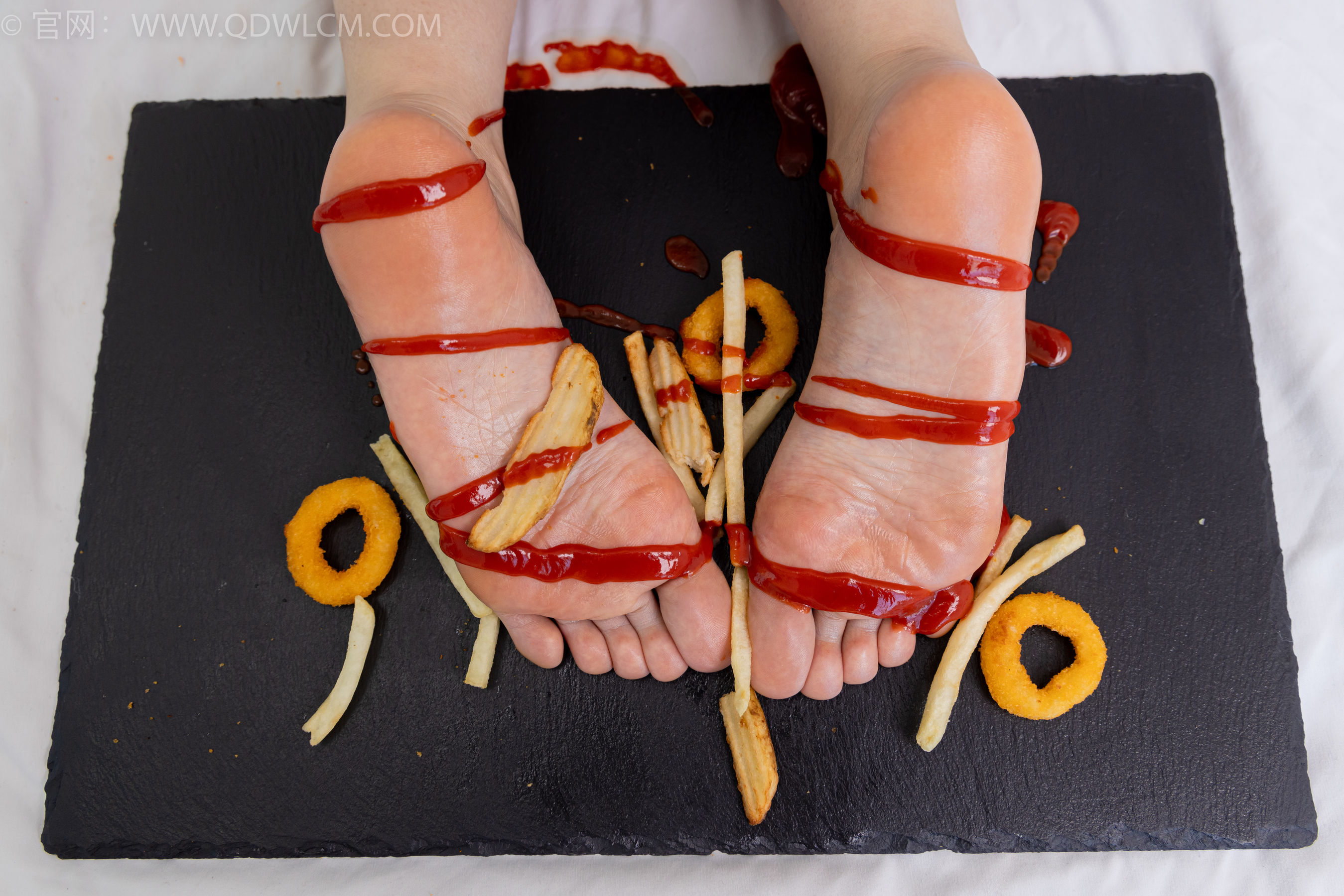 物恋传媒 No.2365 菜菜 - 高跟鞋、薄白丝、裸足/(260P)