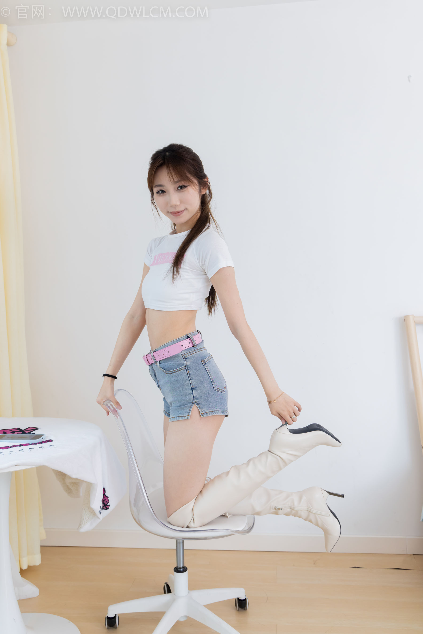 物恋传媒 No.2366 泡泡 - 高跟长靴、薄肉丝、裸足/(155P)