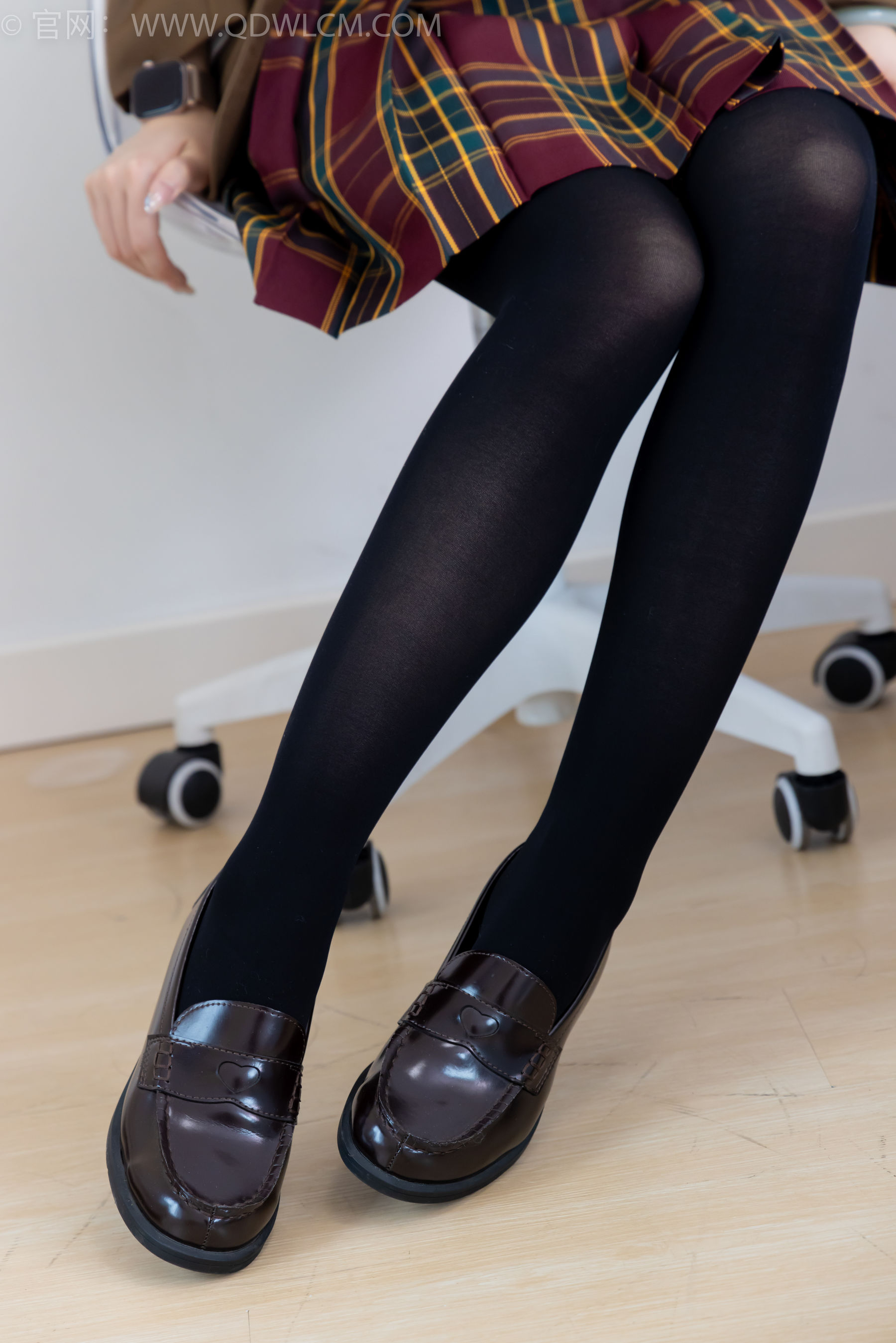 物恋传媒 No.2367 嘟嘟 - 皮鞋、厚黑丝、jk制服/(165P)