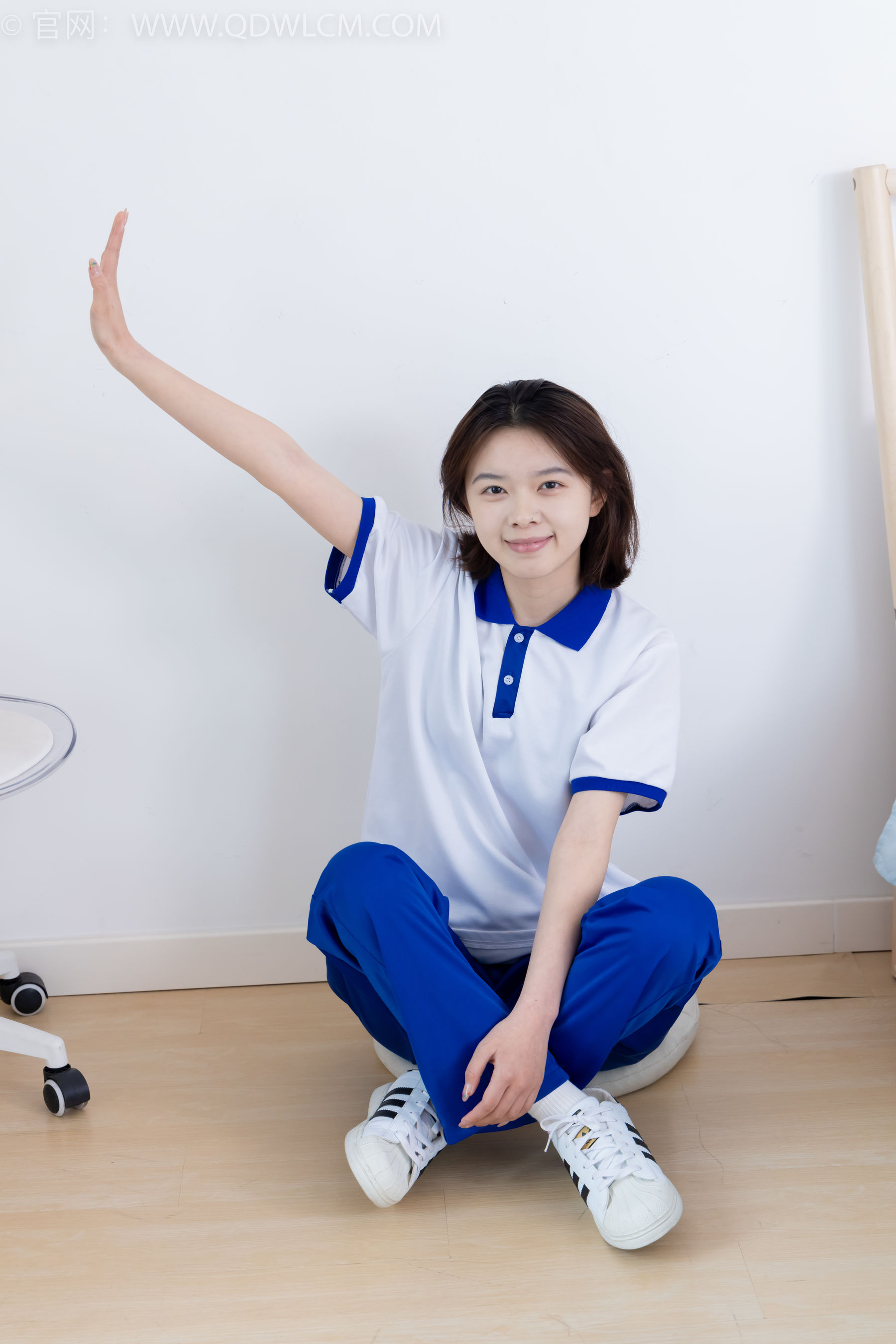 物恋传媒 No.2364 小悦 - 校服、板鞋、白棉袜、裸足/(150P)