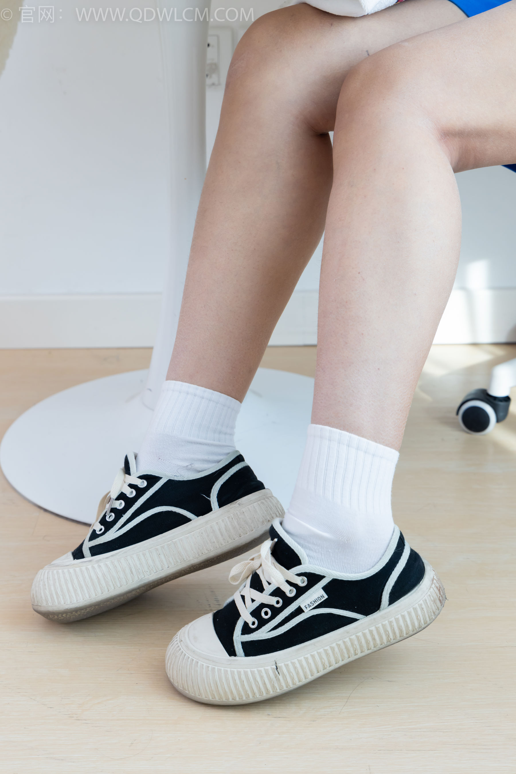 物恋传媒 No.2361 灰灰 - 校服、帆布鞋、白棉袜、裸足/(155P)