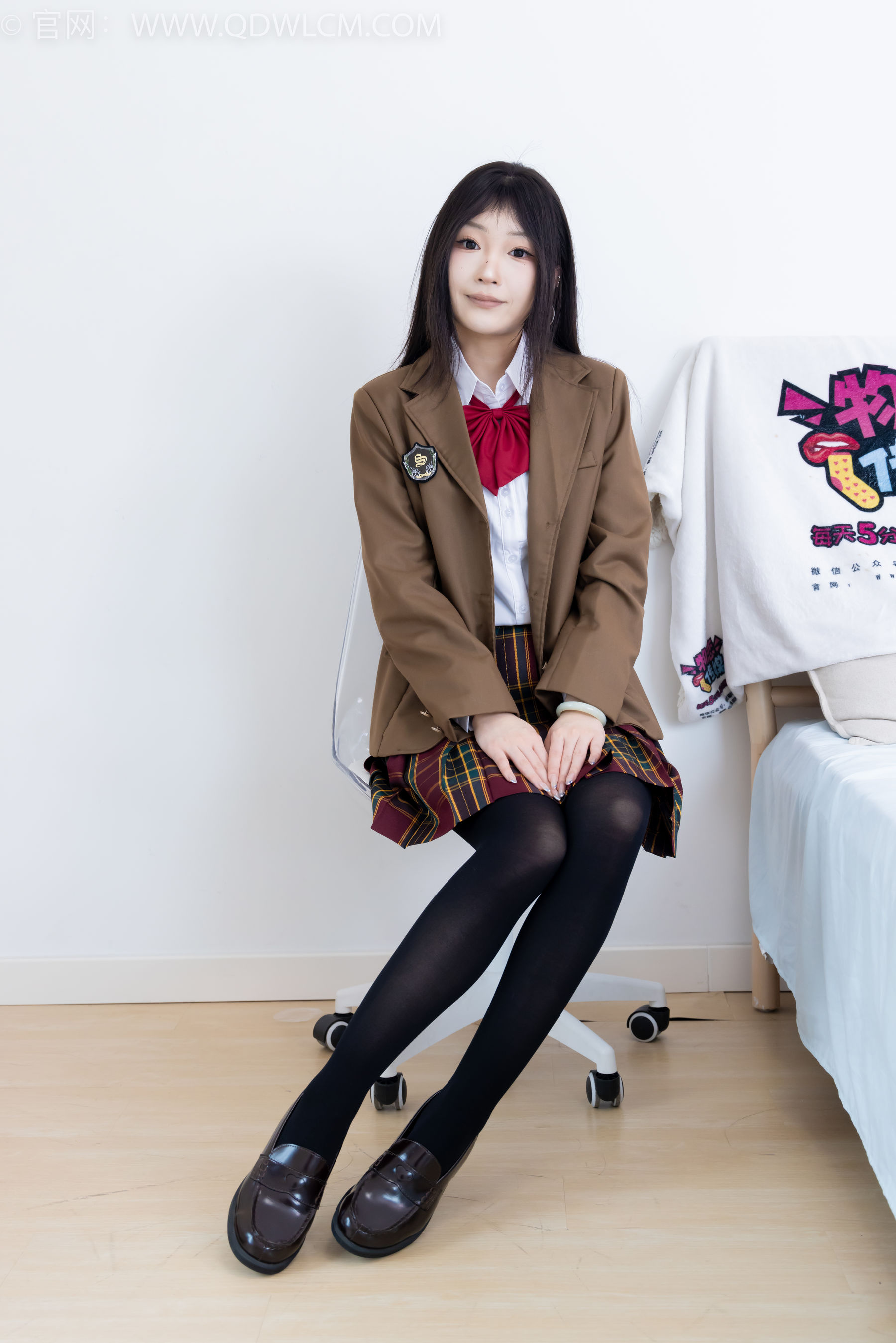 物恋传媒 No.2367 嘟嘟 - 皮鞋、厚黑丝、jk制服/(165P)