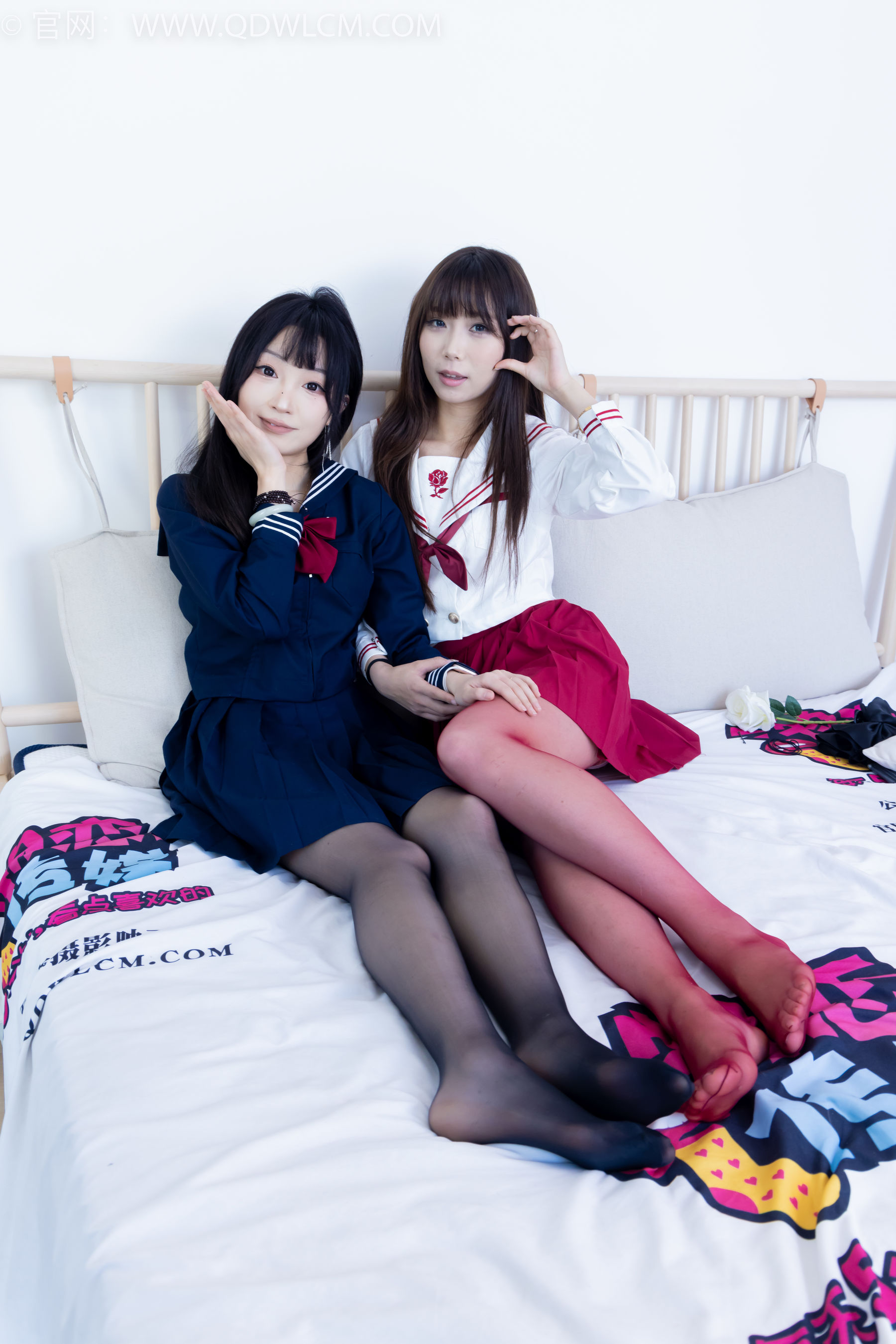 物恋传媒 No.2352 泡泡&嘟嘟 - 高跟鞋、油亮薄红丝、油亮薄黑丝、jk制服/(175P)