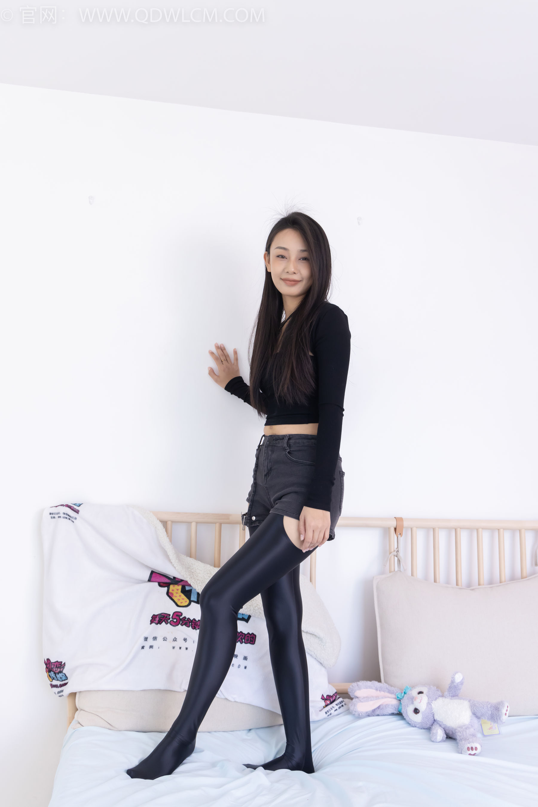 物恋传媒 No.2351 岚岚 - 高跟鞋、油亮厚黑丝吊带袜、昏睡剧情/(157P)