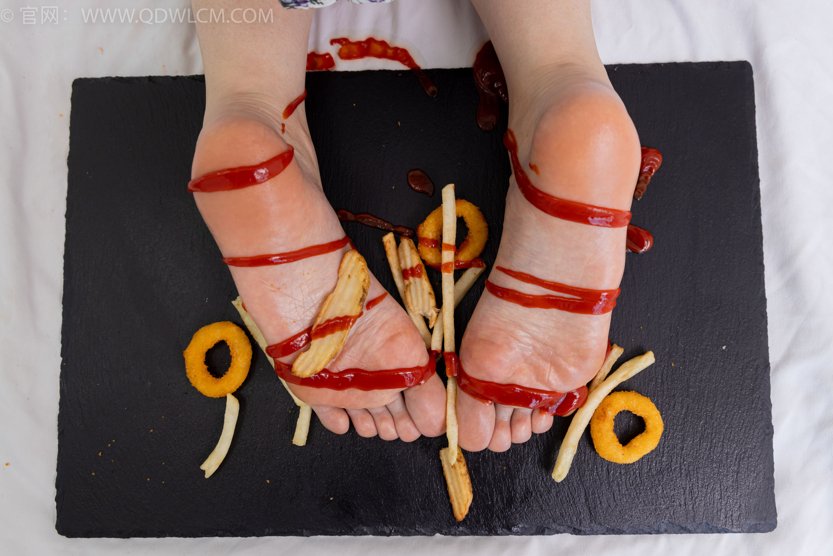 物恋传媒 No.2365 菜菜 - 高跟鞋、薄白丝、裸足/(260P)