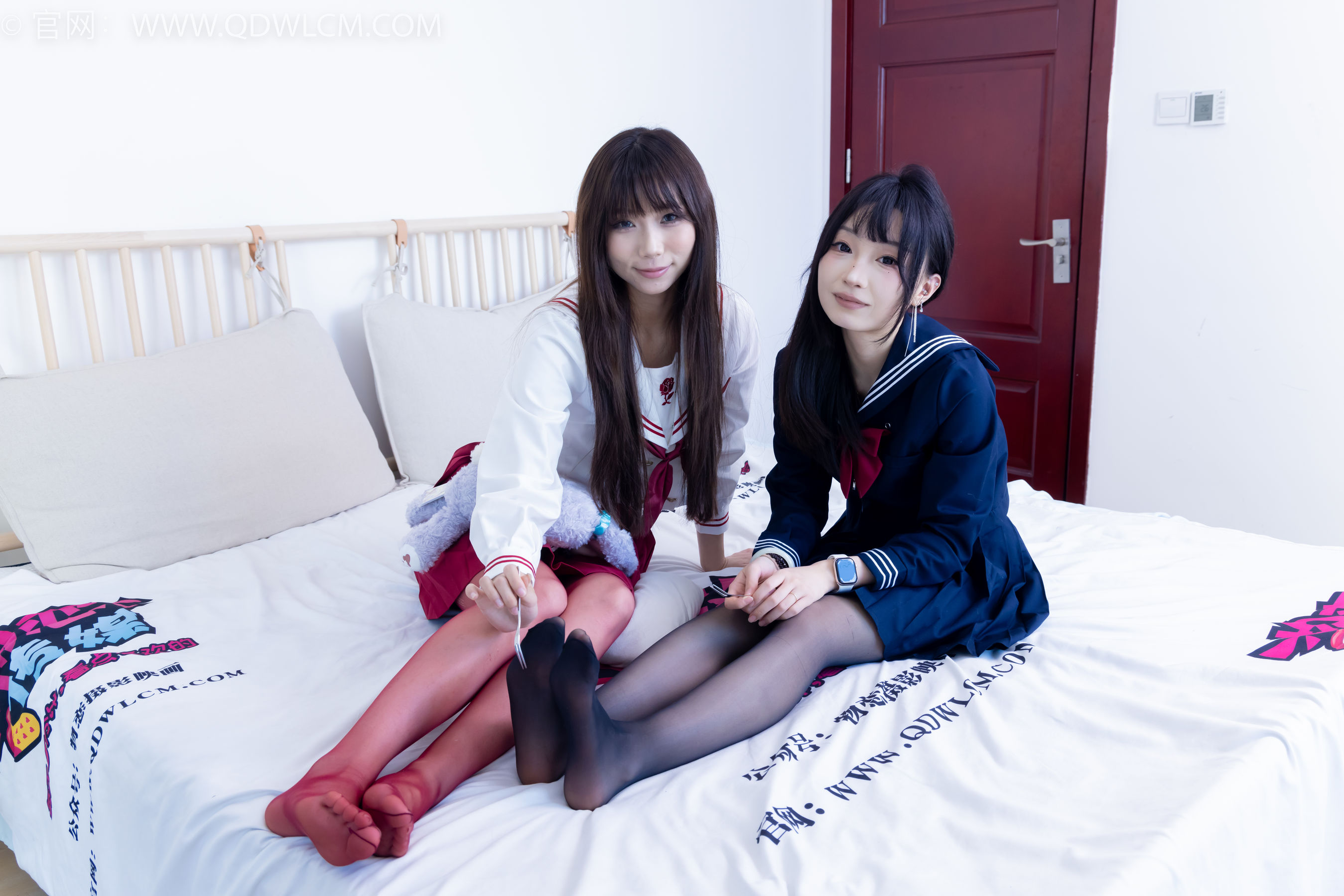 物恋传媒 No.2352 泡泡&嘟嘟 - 高跟鞋、油亮薄红丝、油亮薄黑丝、jk制服/(175P)