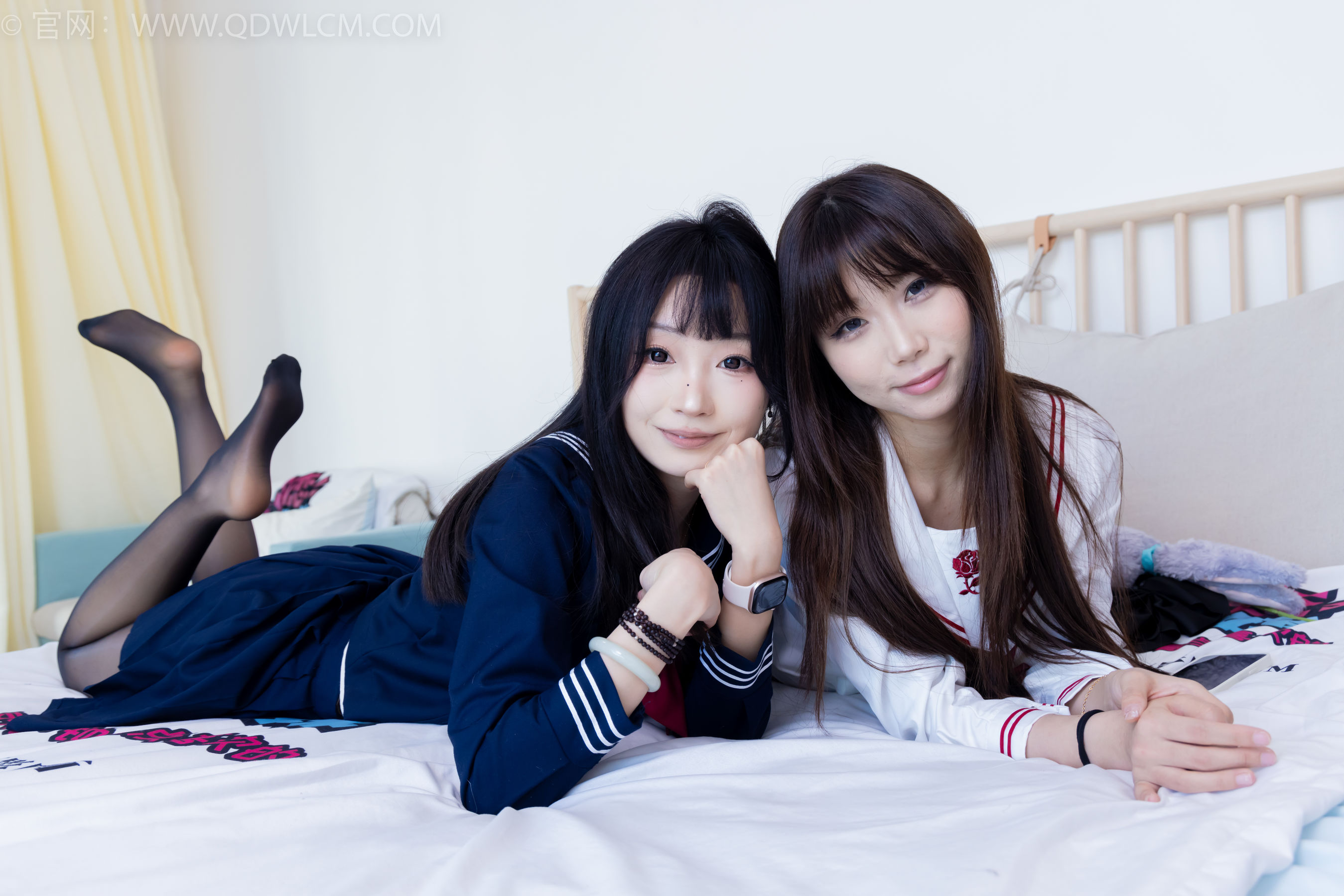 物恋传媒 No.2352 泡泡&嘟嘟 - 高跟鞋、油亮薄红丝、油亮薄黑丝、jk制服/(175P)