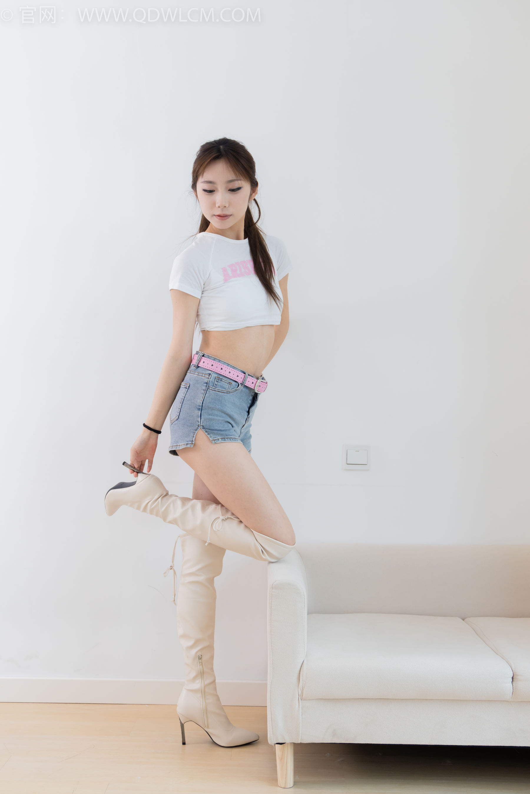 物恋传媒 No.2366 泡泡 - 高跟长靴、薄肉丝、裸足/(155P)